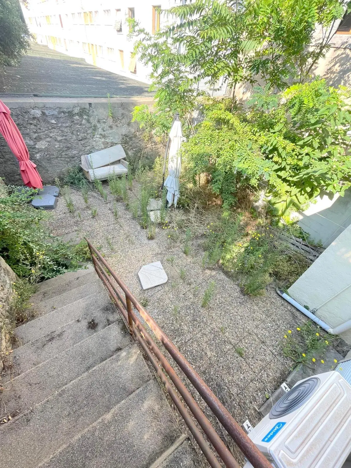 Maison de ville à Montpellier avec jardin de 50m² - Rénovation et potentiel d'extension 