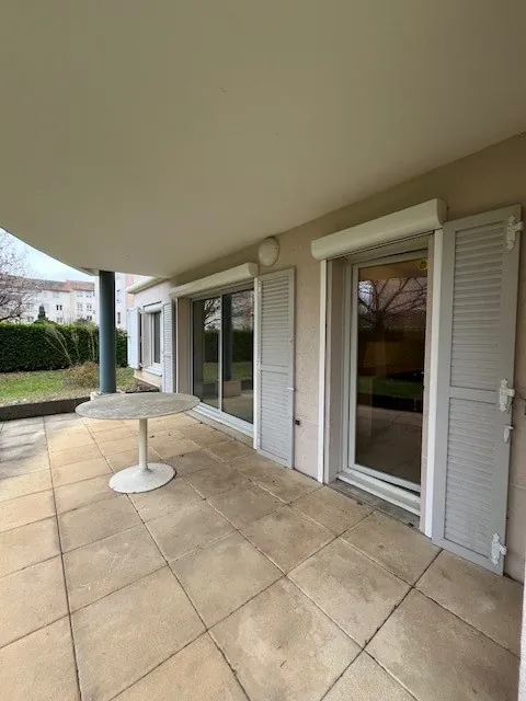 Appartement en rez-de-jardin avec jardin, garage et terrasse à Mongré, Villefranche-sur-Saône 