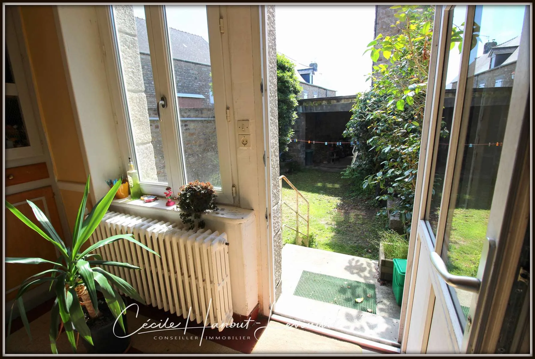 Maison de bourg en pierre avec 5 chambres, cour et garage à Roz-Sur-Couesnon 