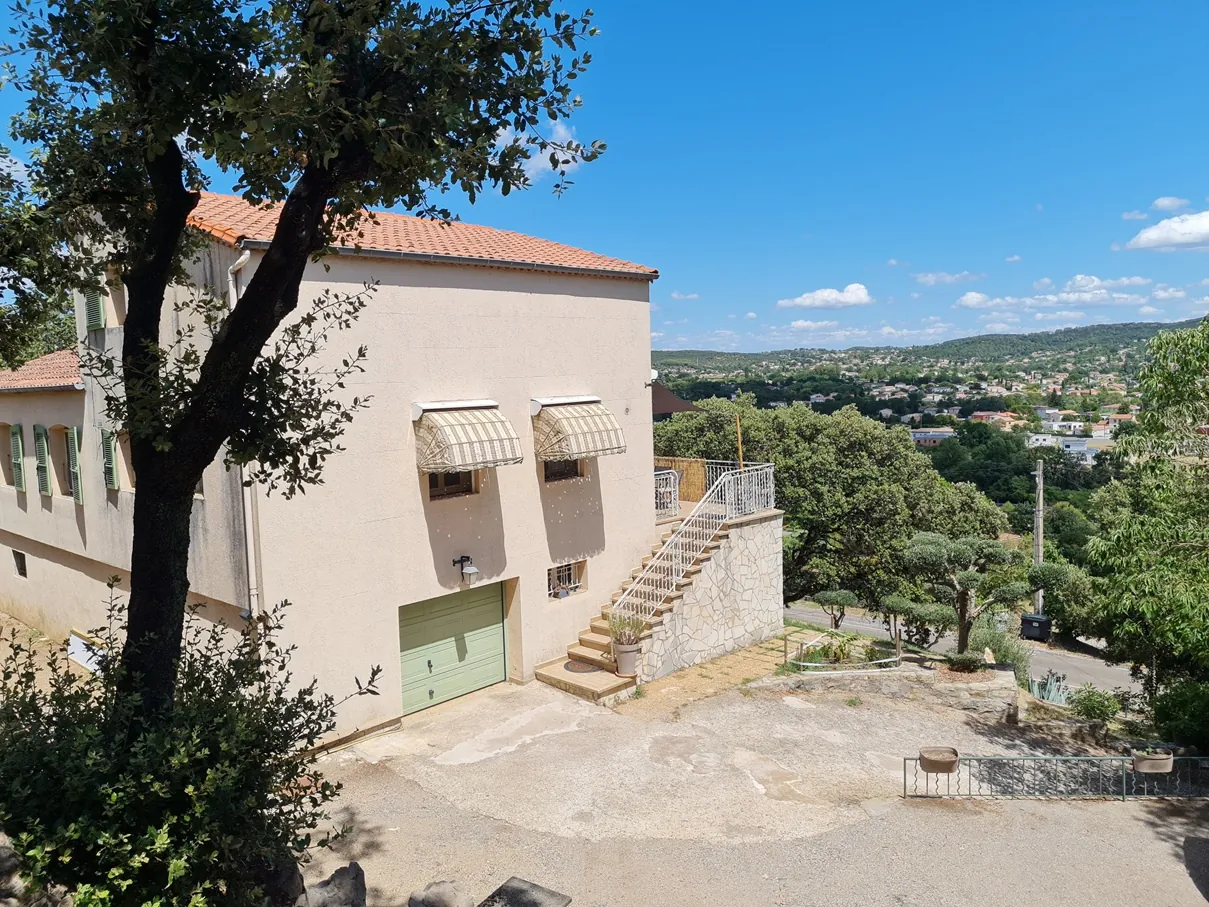 Maison en position dominante avec vue exceptionnelle à Saint Martin de Valgalgues 