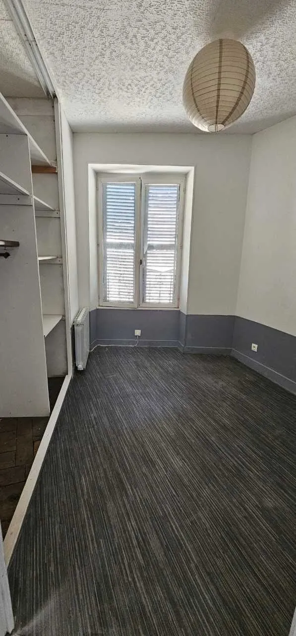 Maison en pierre lumineuse à Juillac avec potentiel d'agrandissement 