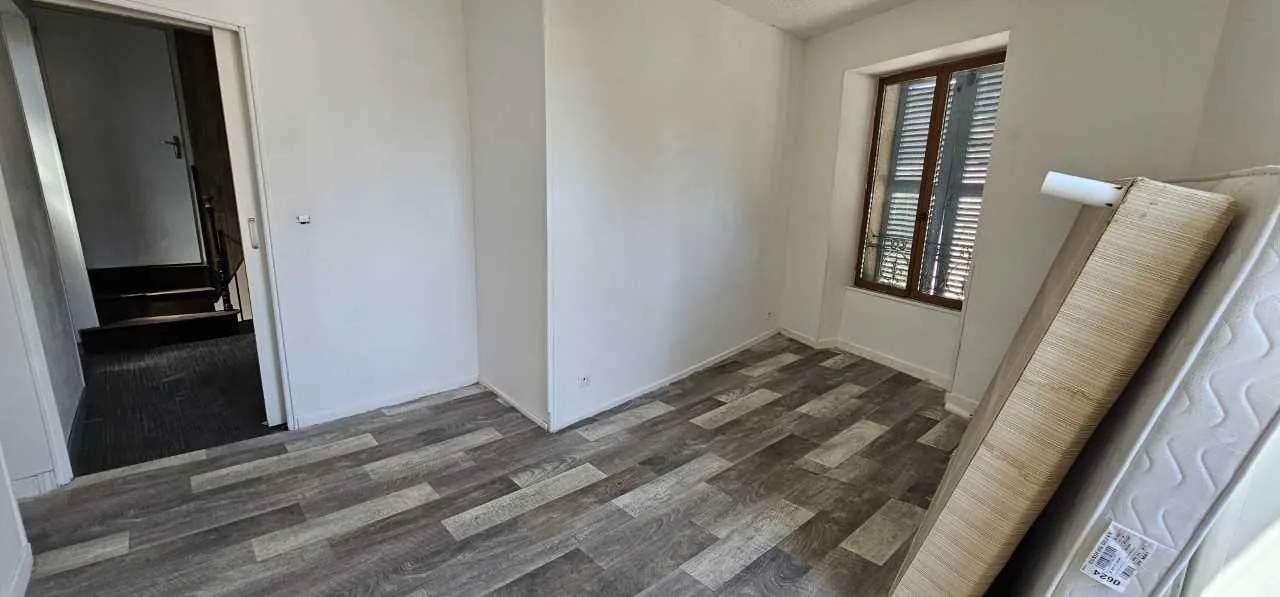 Maison en pierre lumineuse à Juillac avec potentiel d'agrandissement 