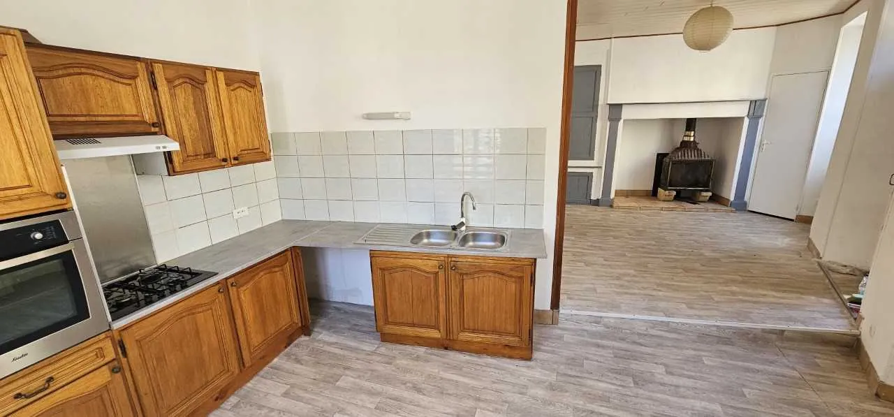 Maison en pierre lumineuse à Juillac avec potentiel d'agrandissement 