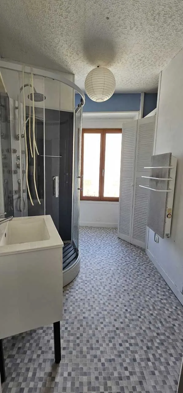 Maison en pierre lumineuse à Juillac avec potentiel d'agrandissement 