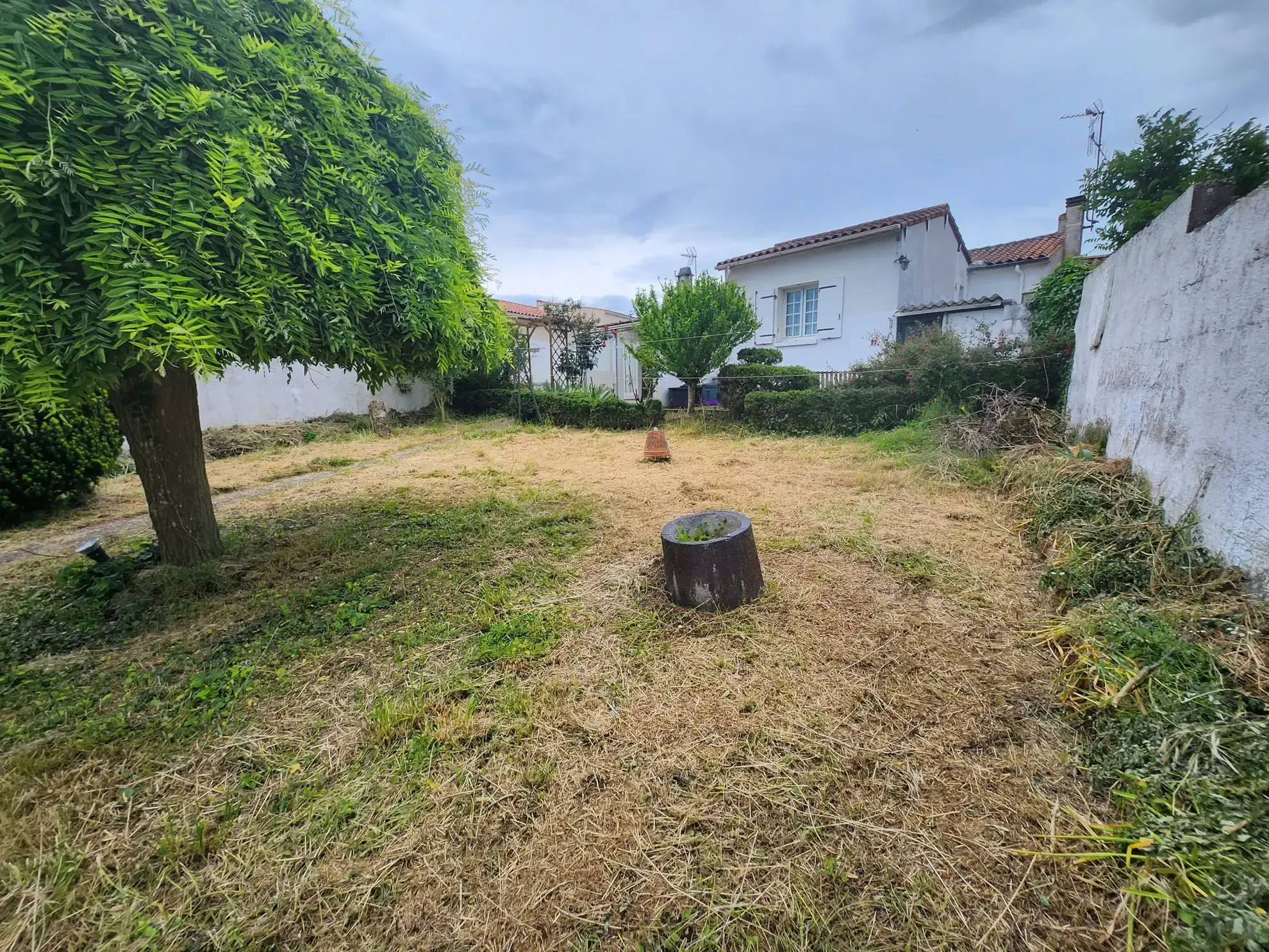 Maison en pierre avec jardin et dépendance au centre de Luçon