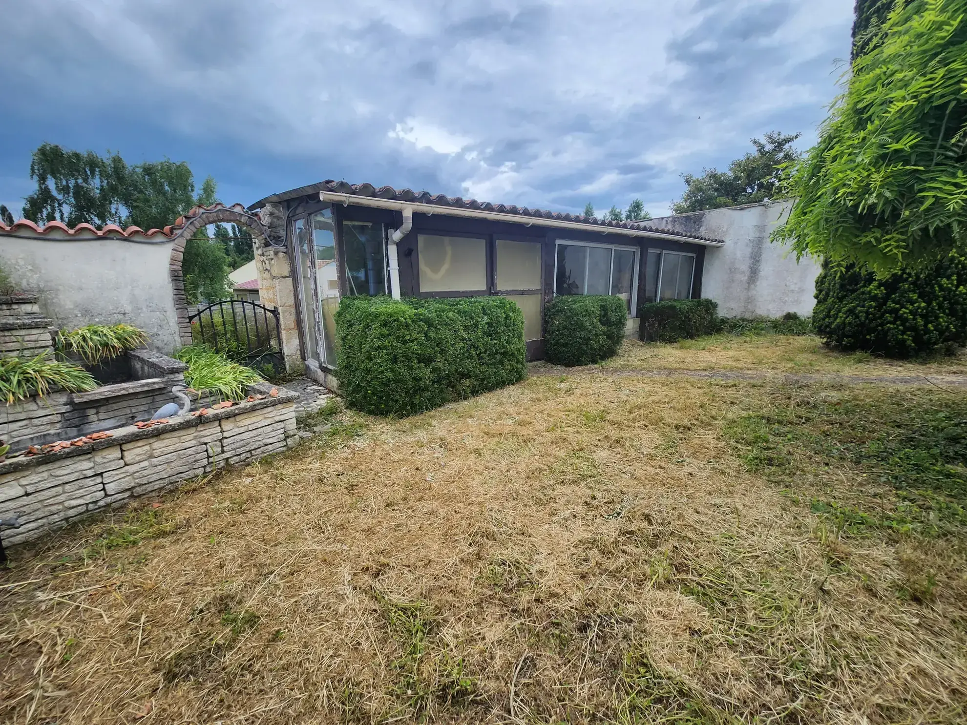 Maison en pierre avec jardin et dépendance au centre de Luçon 