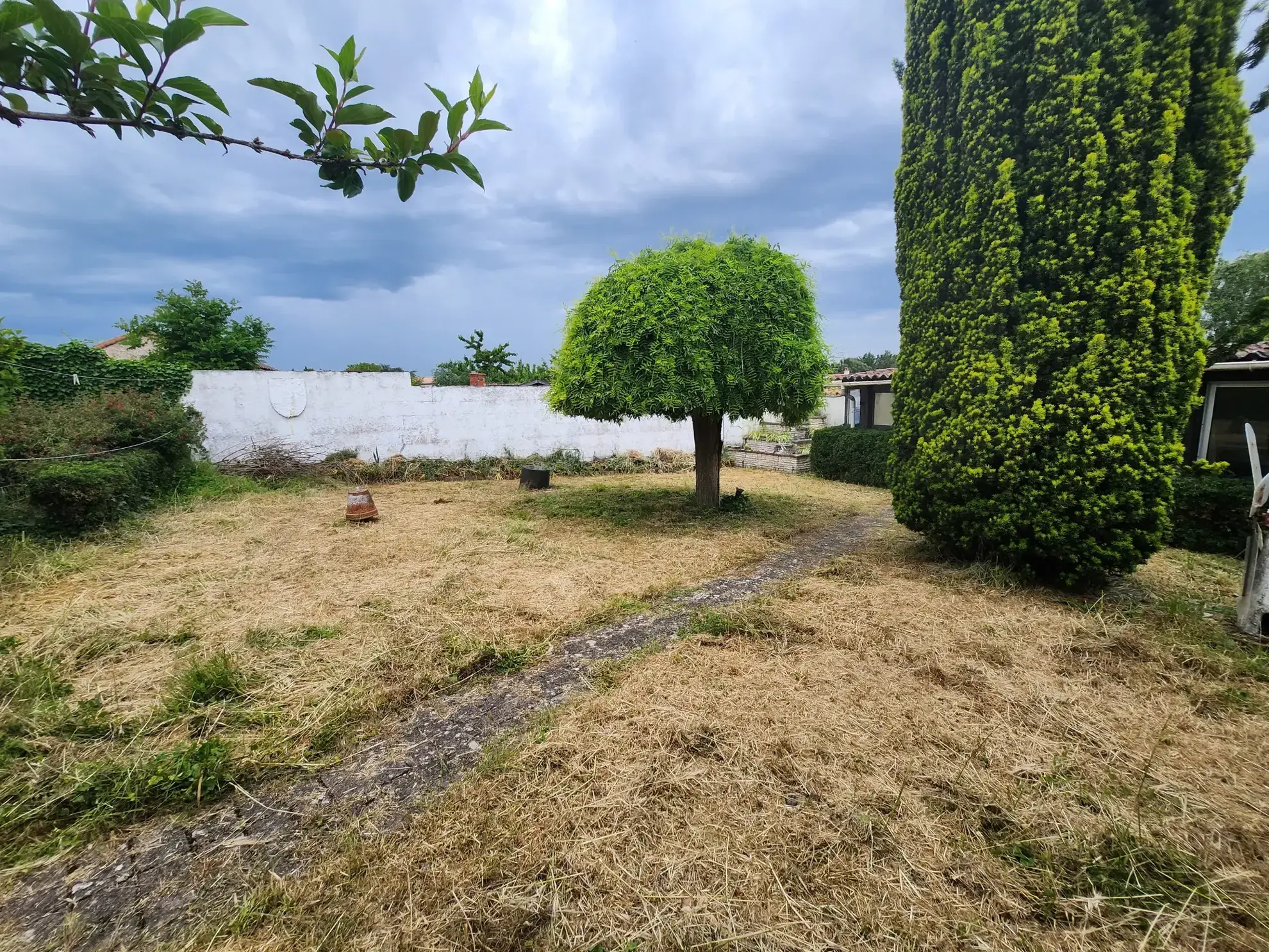 Maison en pierre avec jardin et dépendance au centre de Luçon 