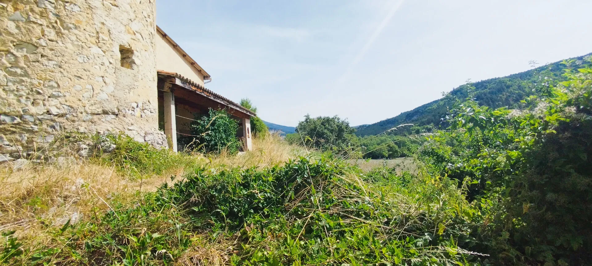 Ancienne ferme en pierre rénovée avec dépendances et grand terrain dans la vallée de la Méouge 