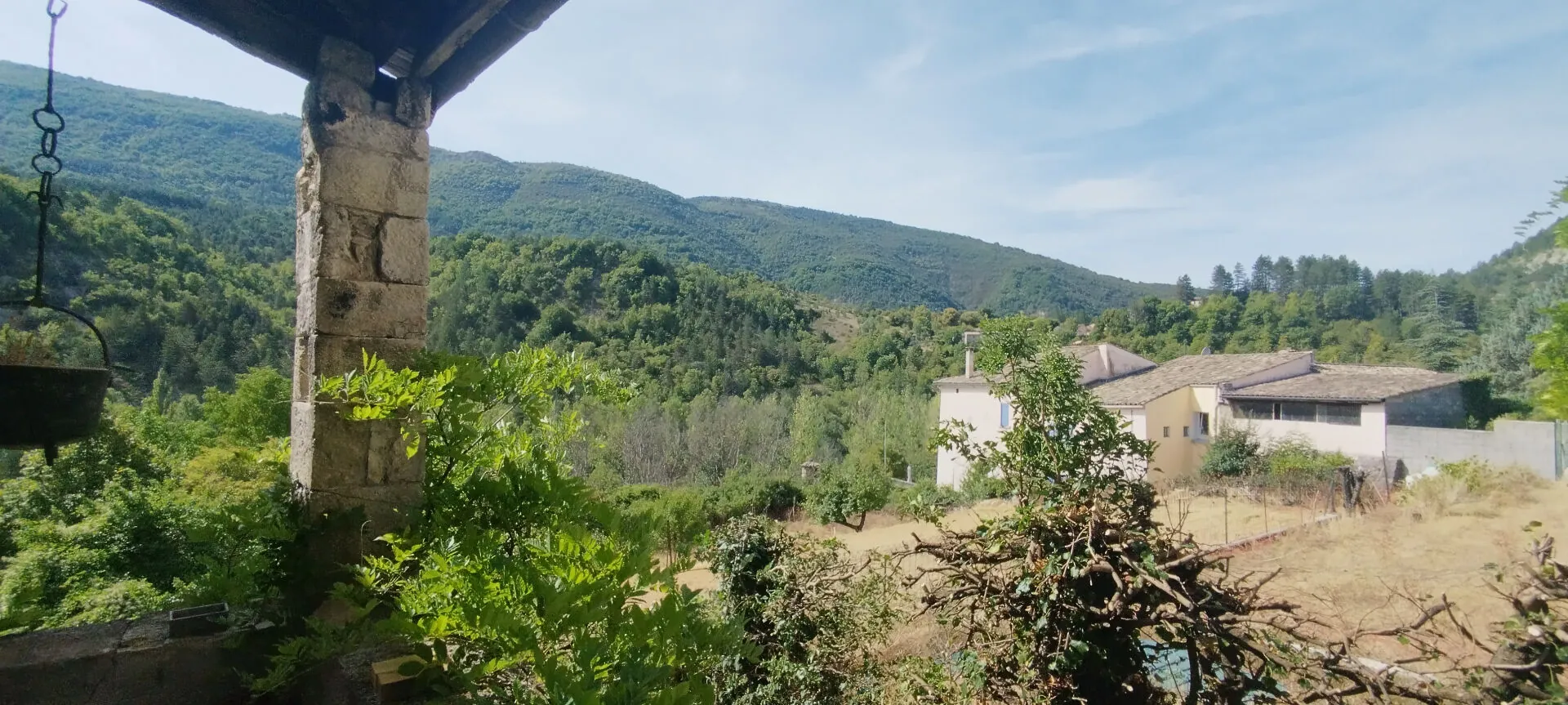 Ancienne ferme en pierre rénovée avec dépendances et grand terrain dans la vallée de la Méouge 
