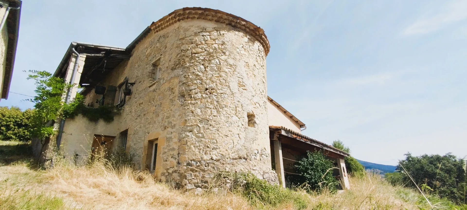 Ancienne ferme en pierre du XVIIème siècle avec dépendances et terrain dans les Baronnies Provençales