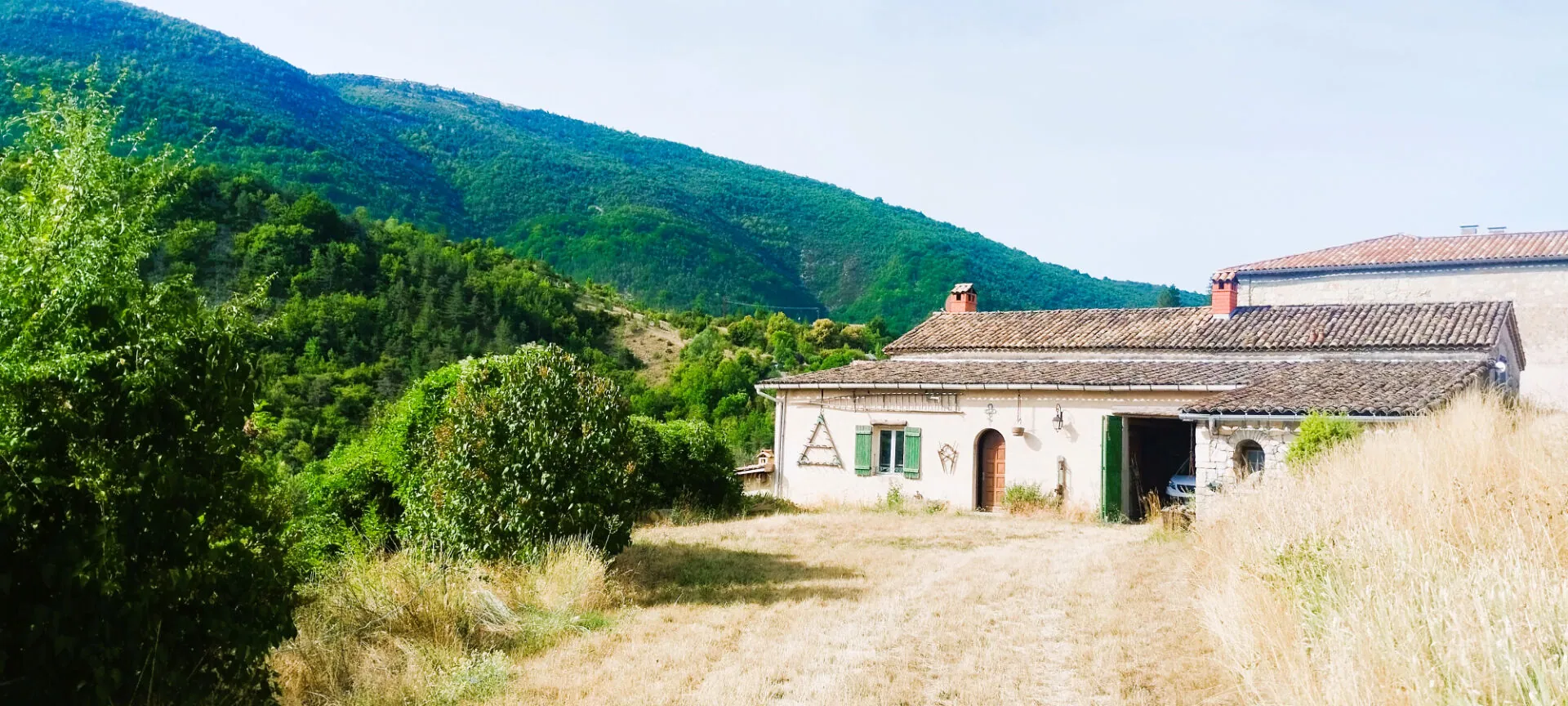 Ancienne ferme en pierre du XVIIème siècle avec dépendances et terrain dans les Baronnies Provençales 