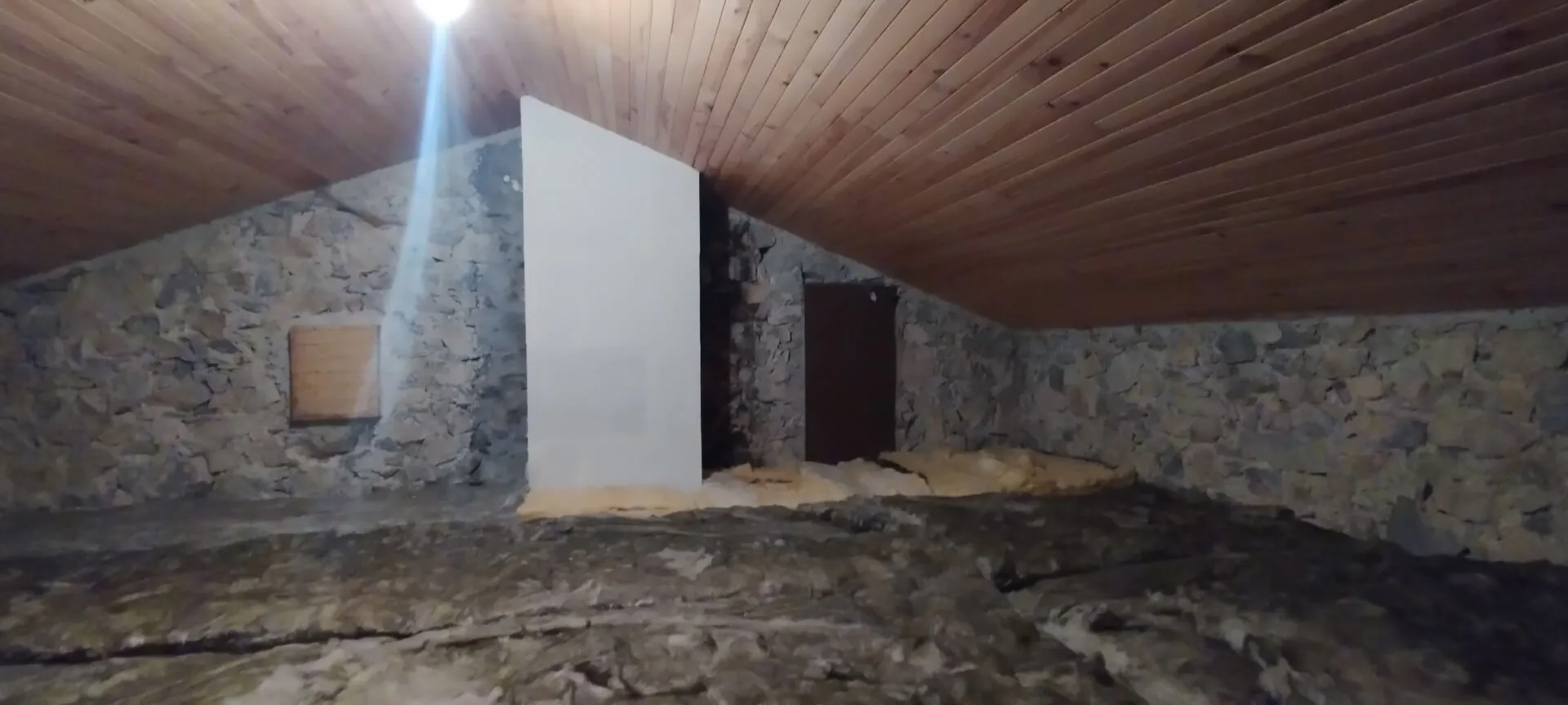 Ancienne ferme en pierre du XVIIème siècle avec dépendances et terrain dans les Baronnies Provençales 