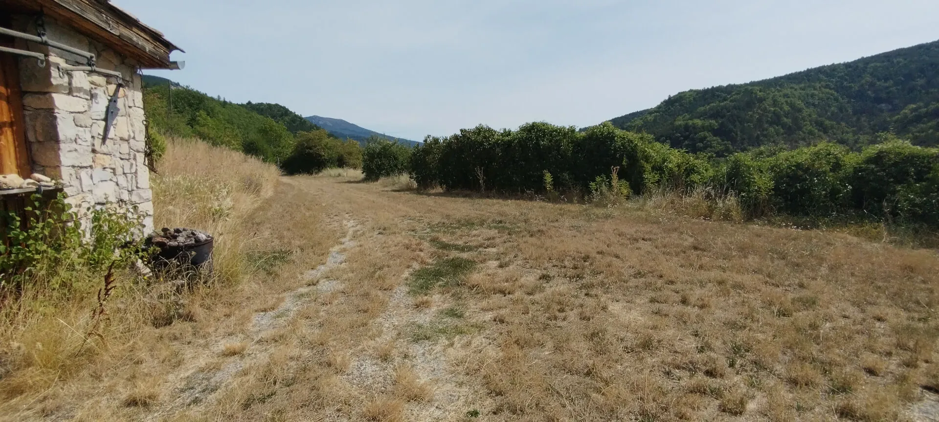 Ancienne ferme en pierre du XVIIème siècle avec dépendances et terrain dans les Baronnies Provençales 