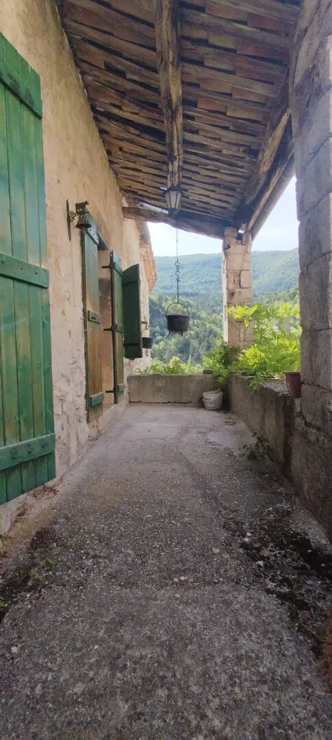 Ancienne ferme en pierre du XVIIème siècle avec dépendances et terrain dans les Baronnies Provençales 