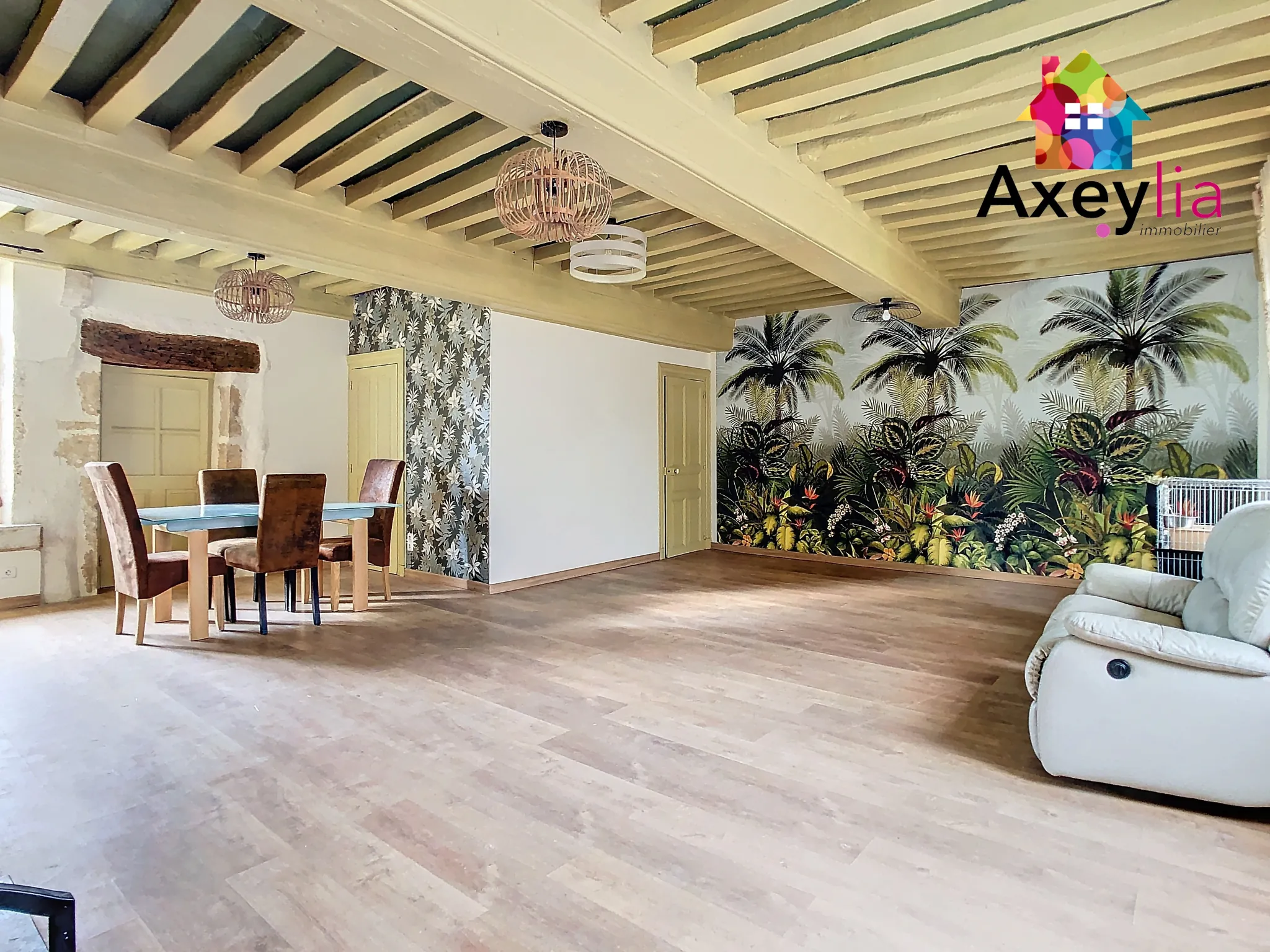 Grande propriété atypique en vente à Clessy de 250 m² avec dépendances 