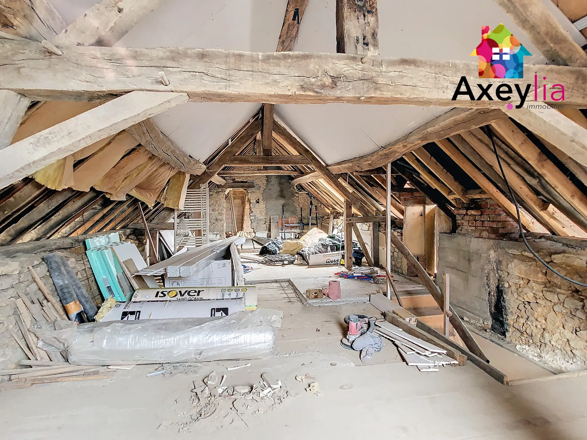 Grande propriété atypique en vente à Clessy de 250 m² avec dépendances 