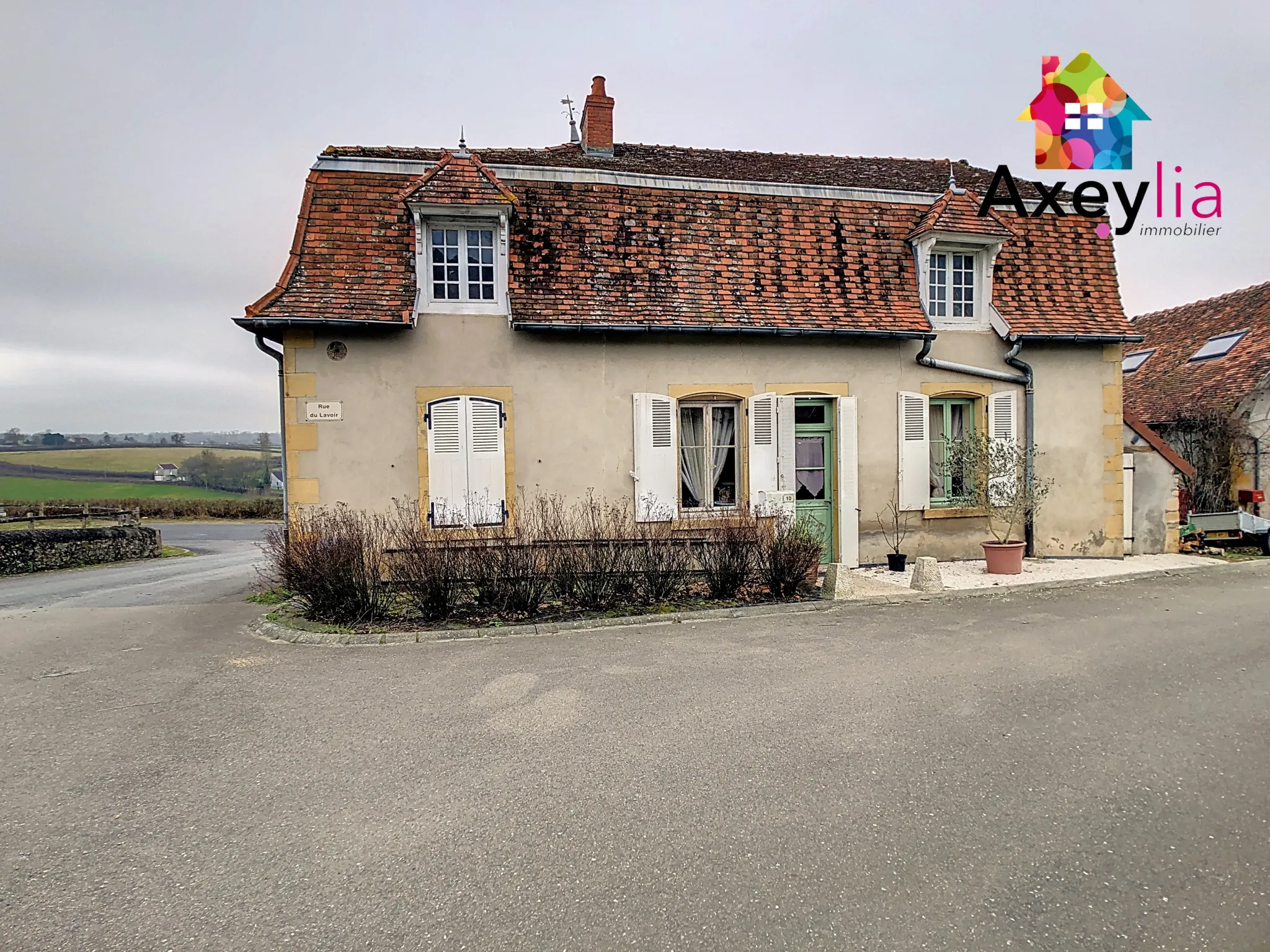 Grande propriété atypique en vente à Clessy de 250 m² avec dépendances 