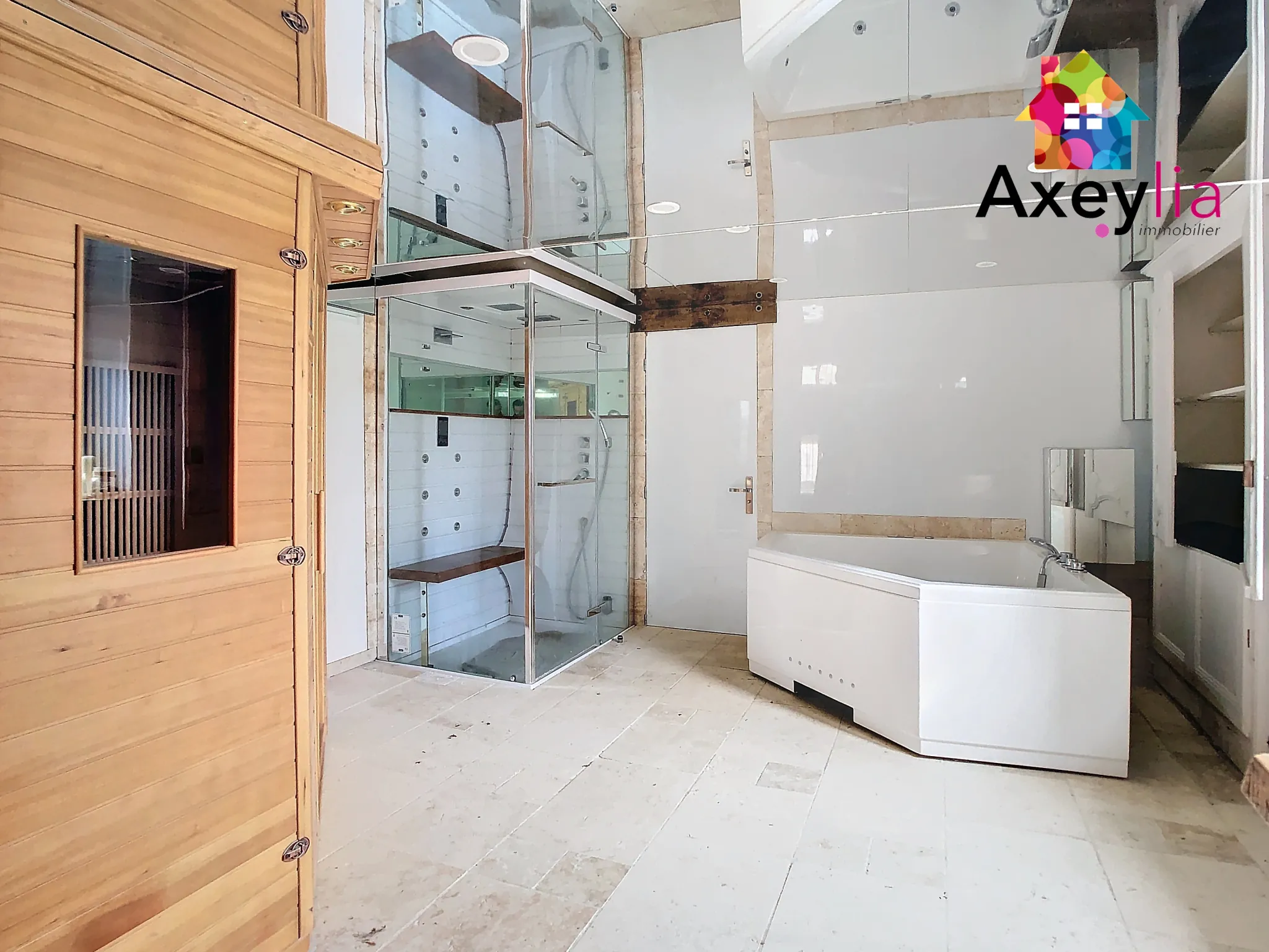 Grande propriété atypique en vente à Clessy de 250 m² avec dépendances 