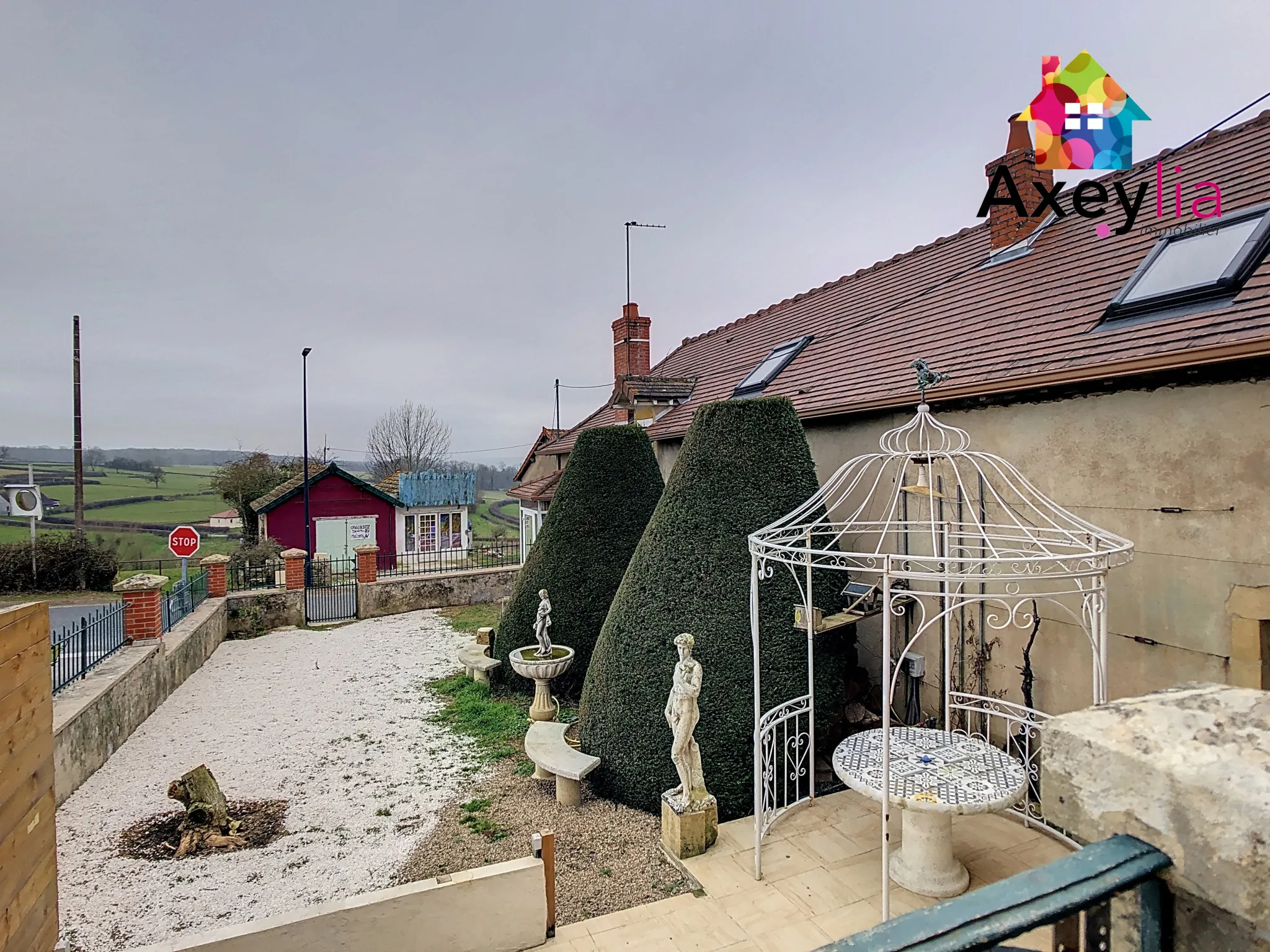 Grande propriété atypique en vente à Clessy de 250 m² avec dépendances 