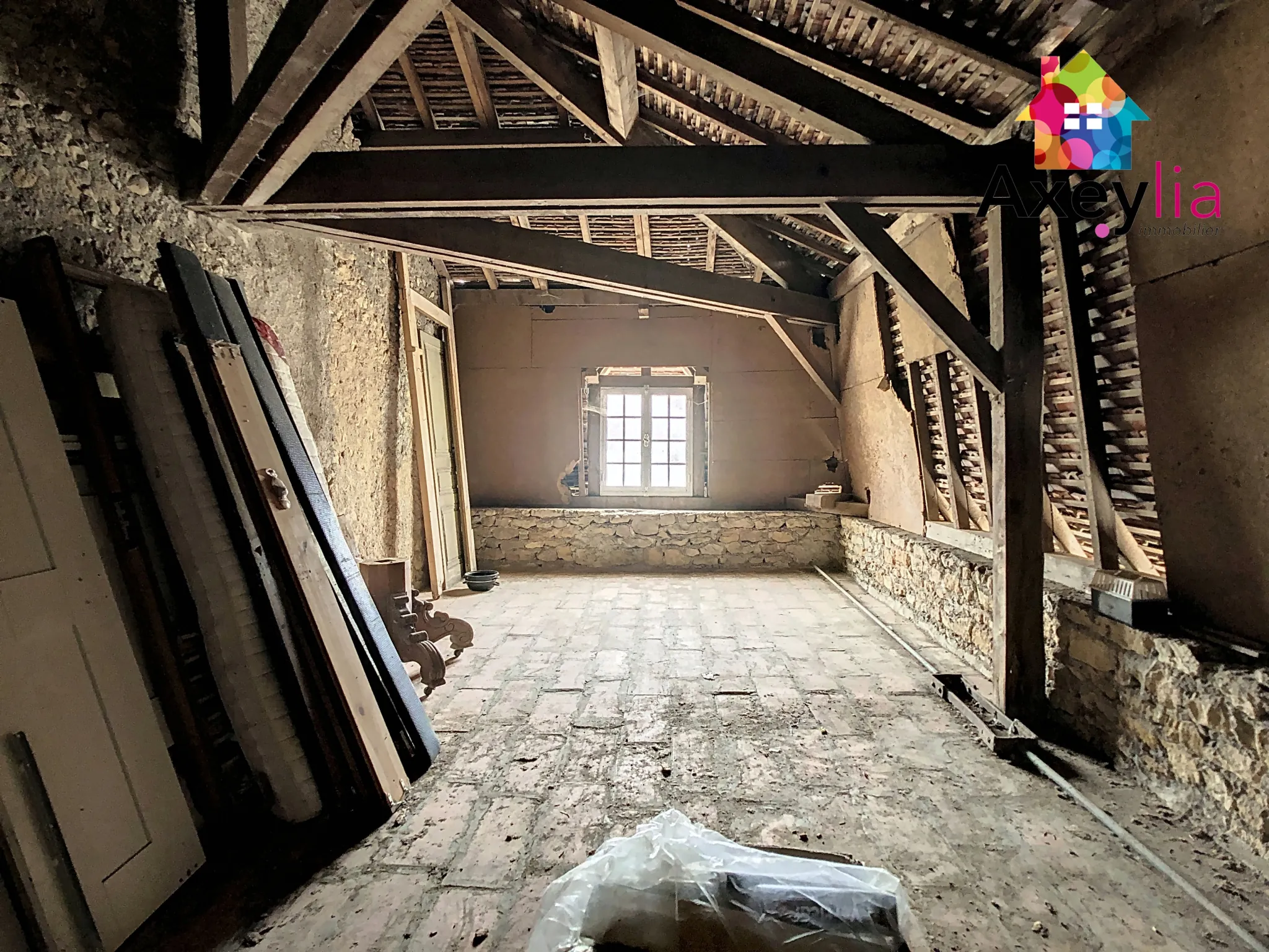 Grande propriété atypique en vente à Clessy de 250 m² avec dépendances 