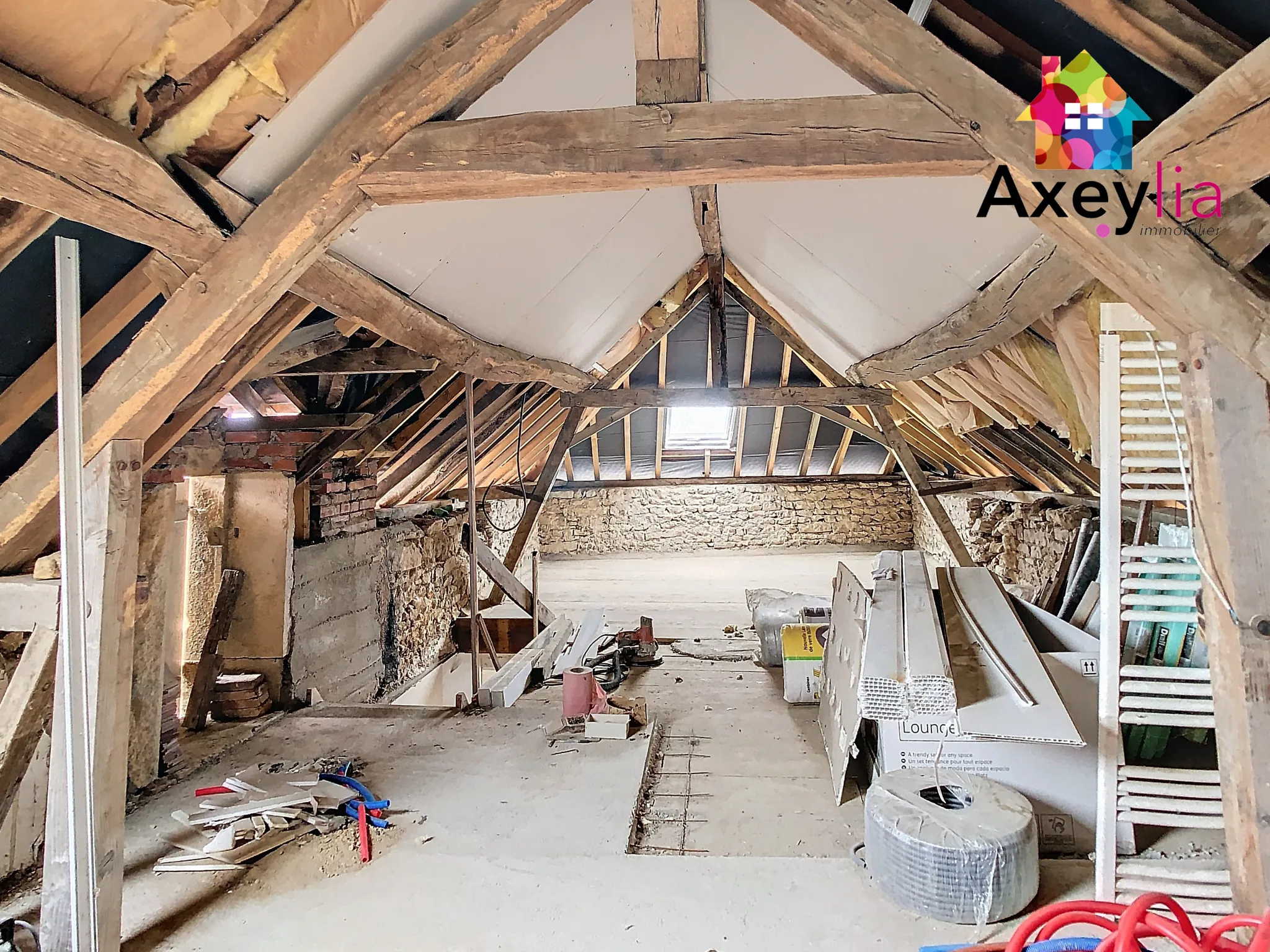 Grande propriété atypique en vente à Clessy de 250 m² avec dépendances 