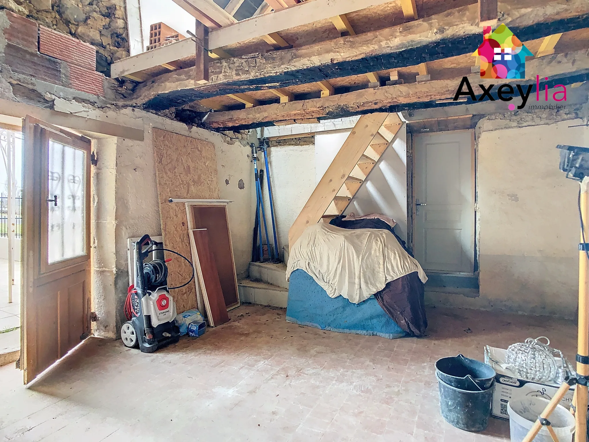 Grande propriété atypique en vente à Clessy de 250 m² avec dépendances 