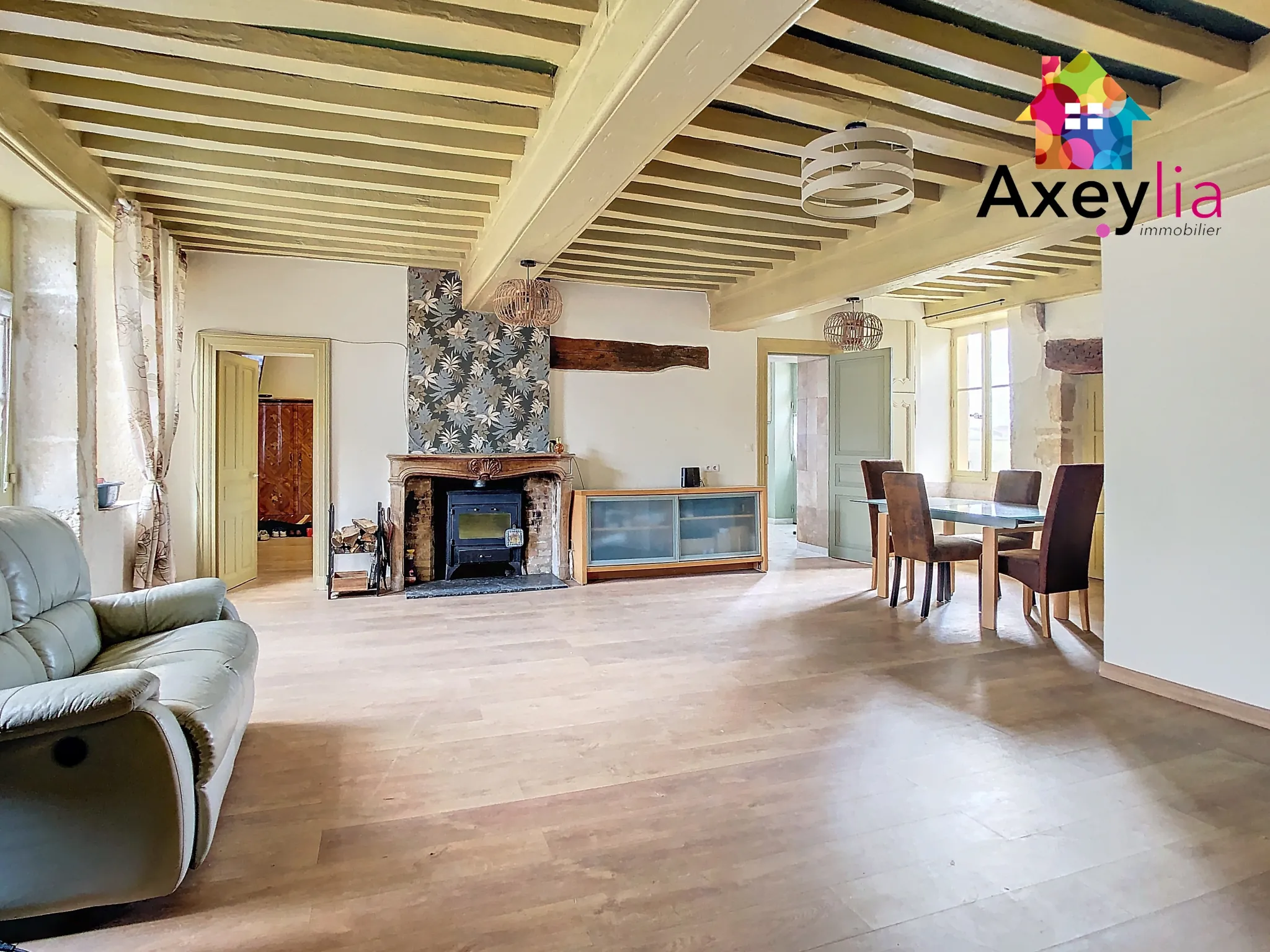 Grande propriété atypique en vente à Clessy de 250 m² avec dépendances