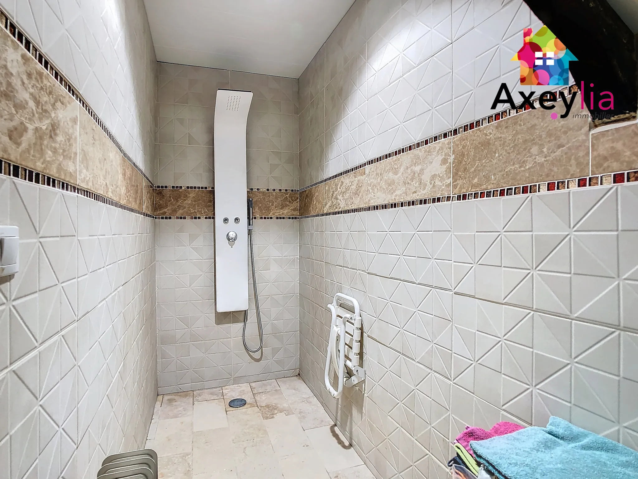 Grande propriété atypique en vente à Clessy de 250 m² avec dépendances 