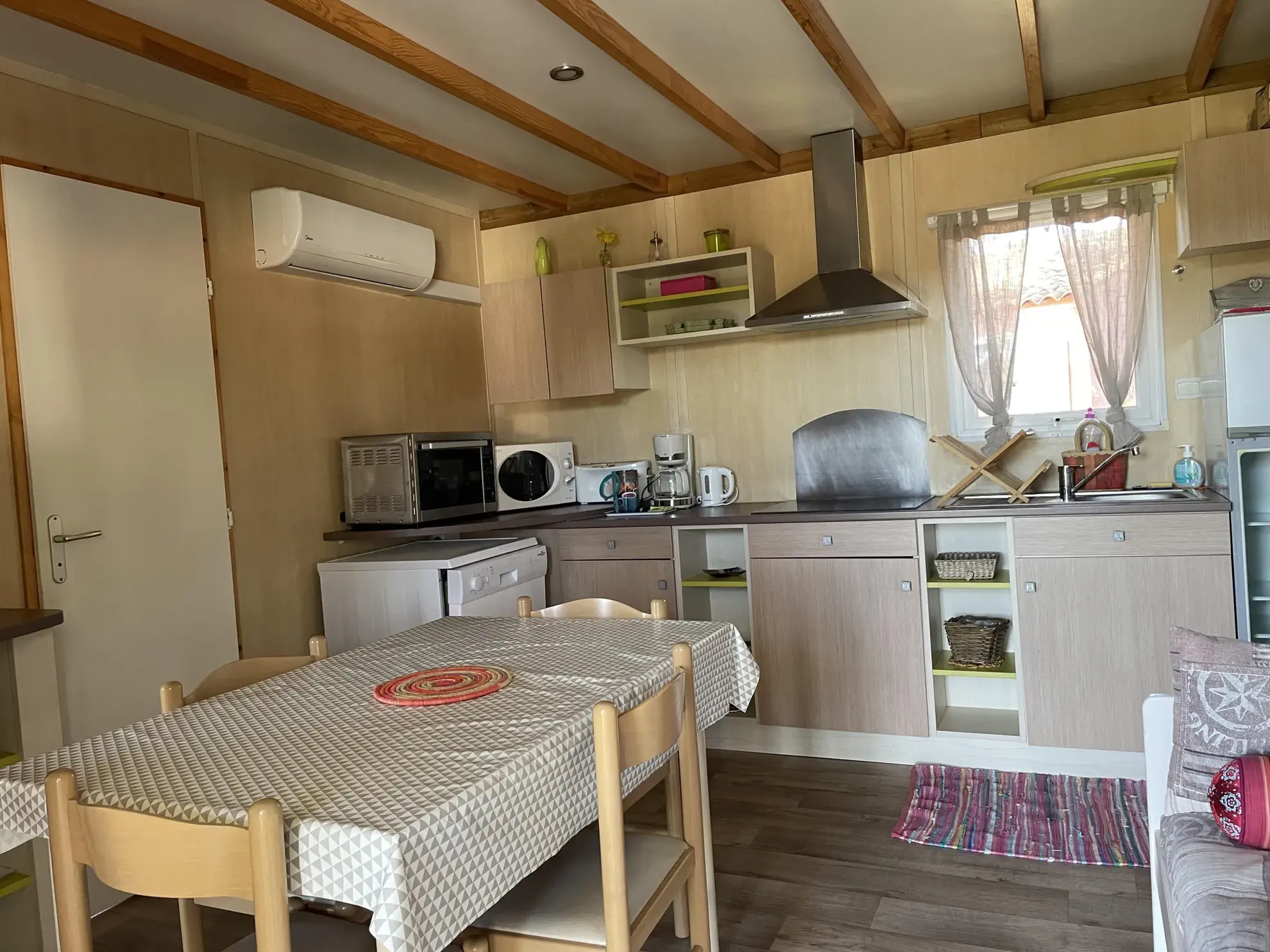 Chalet avec terrasse et équipements dans parc de loisirs à Puget sur Argens 