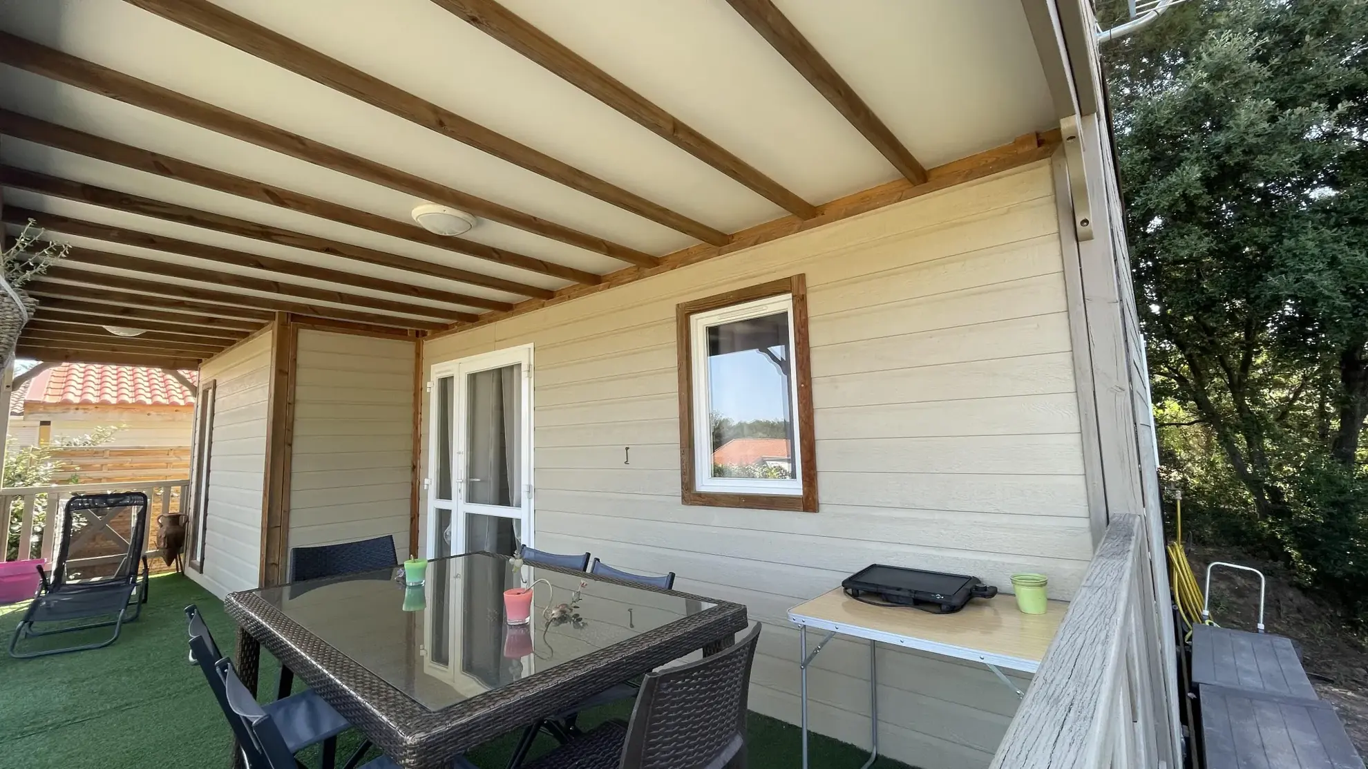 Chalet avec terrasse et équipements dans parc de loisirs à Puget sur Argens 