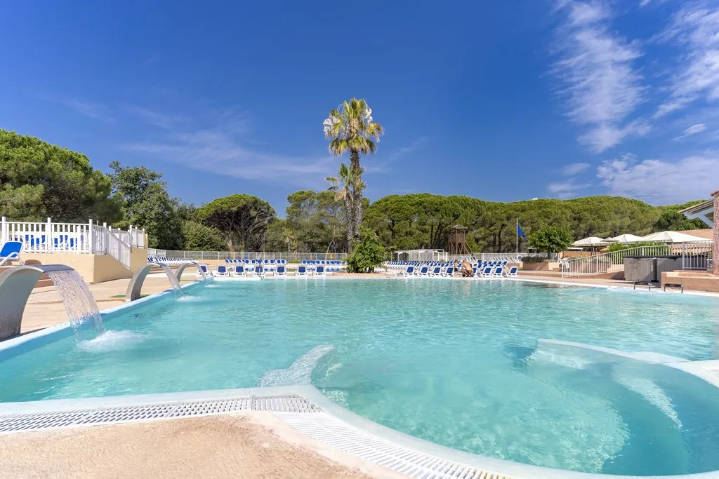 Chalet avec terrasse et équipements dans parc de loisirs à Puget sur Argens 