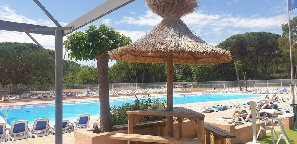 Chalet avec terrasse et équipements dans parc de loisirs à Puget sur Argens 