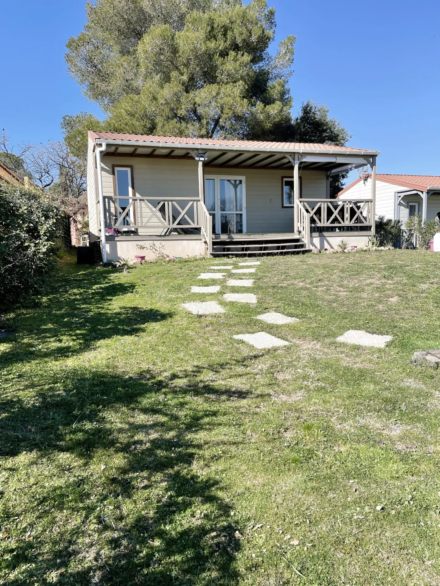 Chalet avec terrasse et équipements dans parc de loisirs à Puget sur Argens 