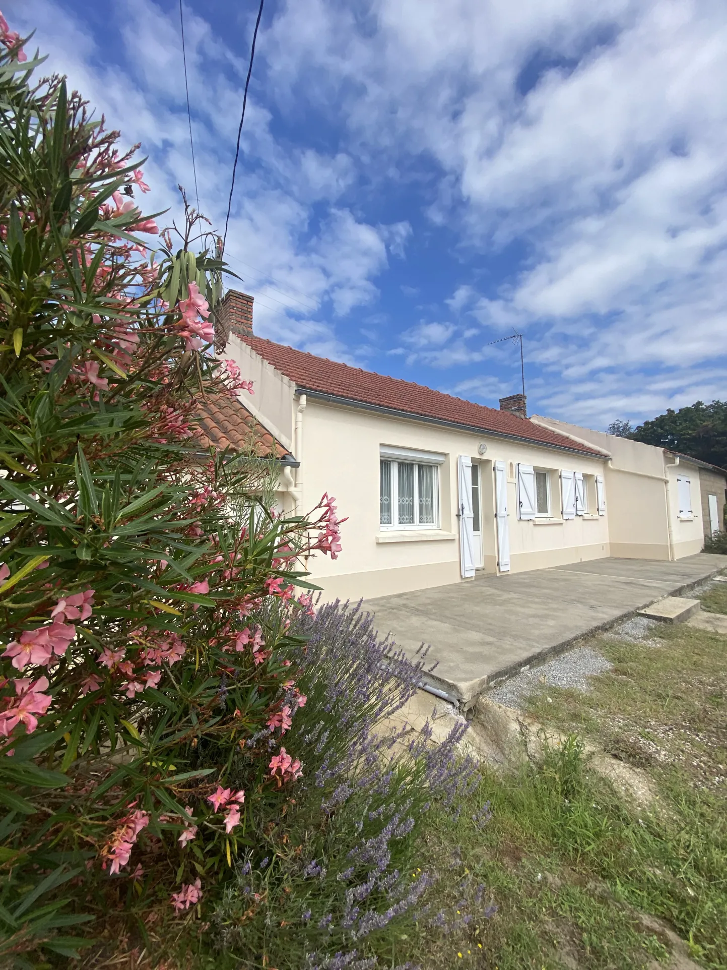 Maison spacieuse à Challans avec studio, dépendances et jardin de 2590 m² 