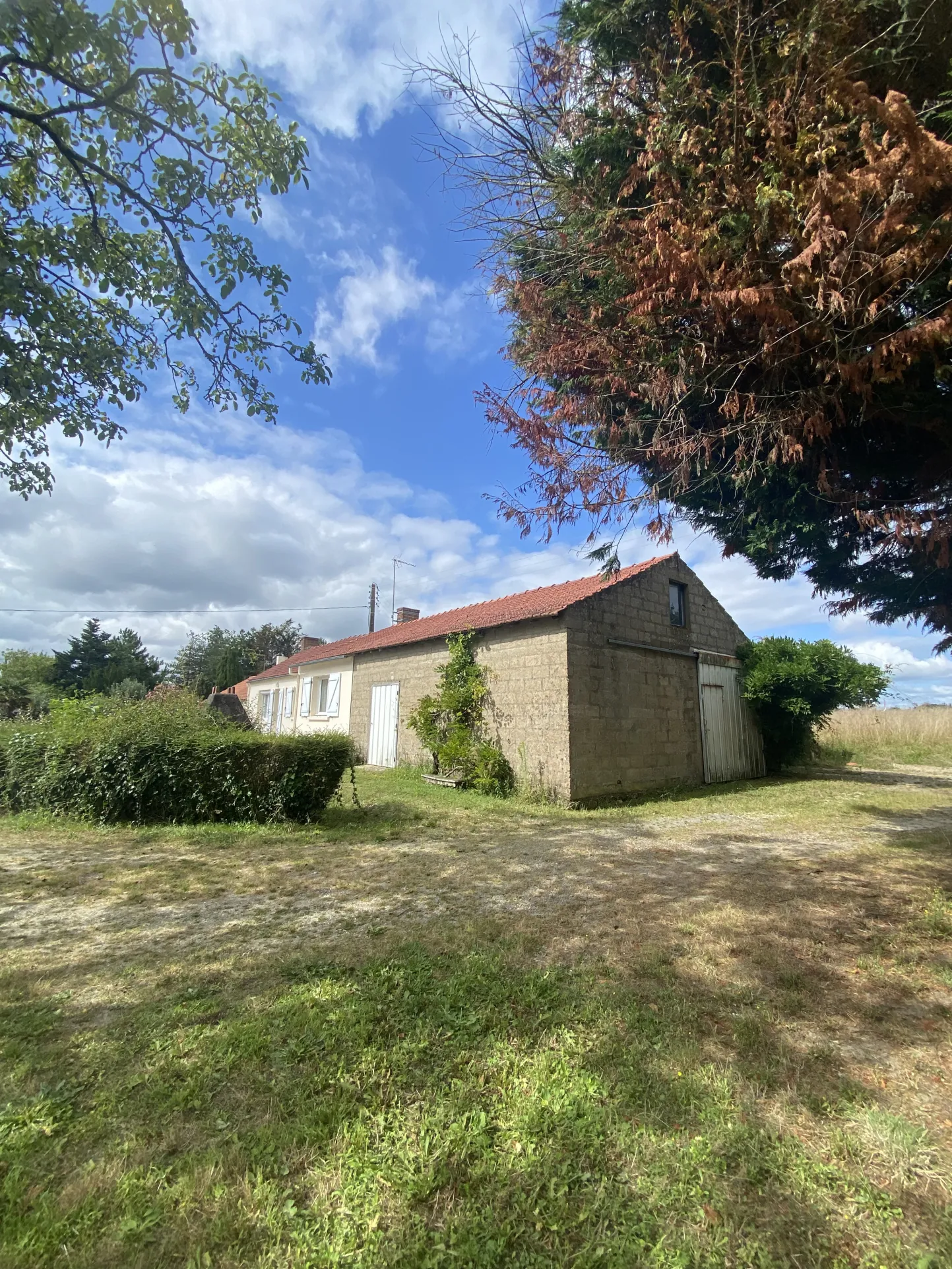 Maison spacieuse à Challans avec studio, dépendances et jardin de 2590 m² 