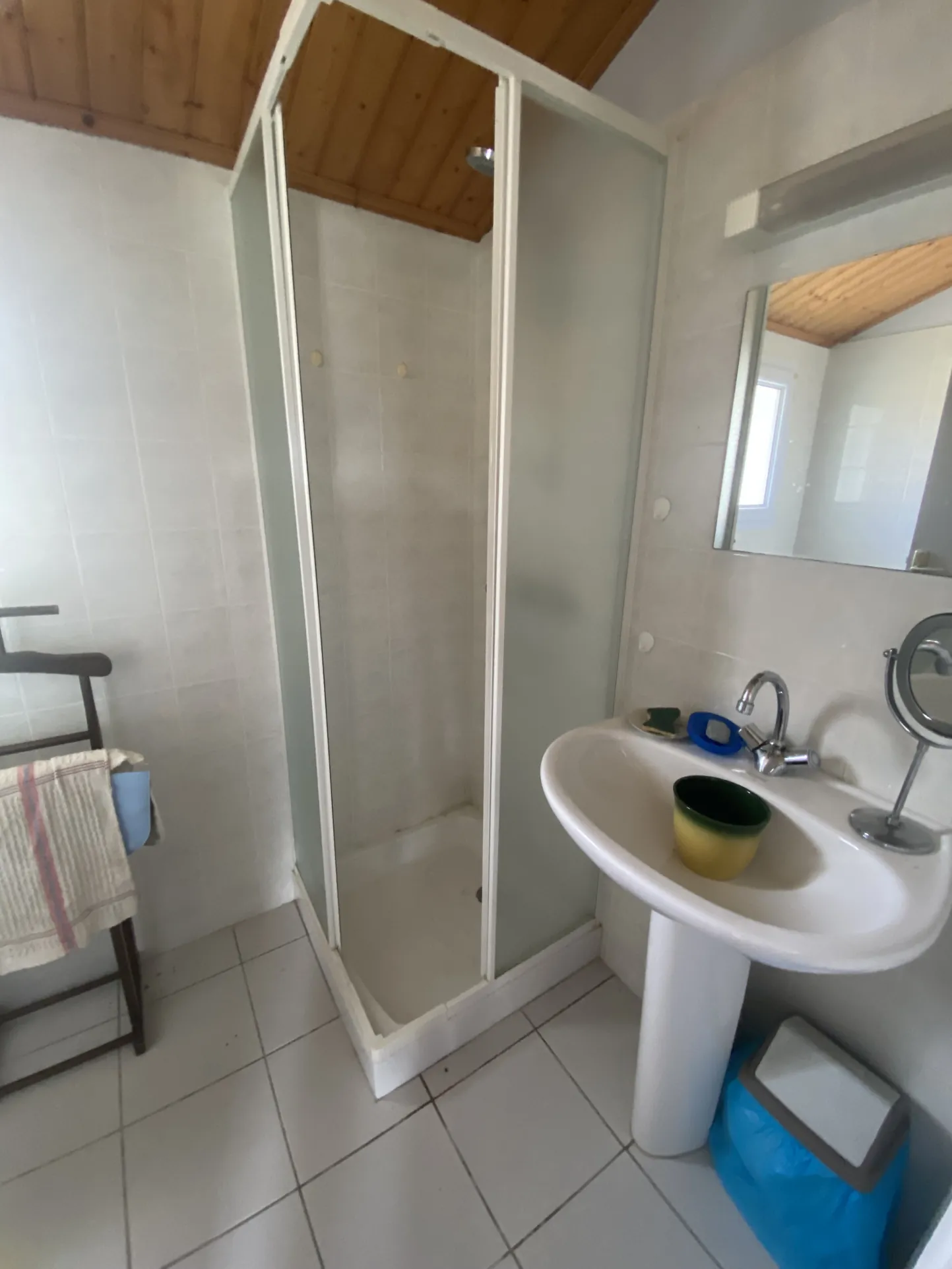 Maison spacieuse à Challans avec studio, dépendances et jardin de 2590 m² 