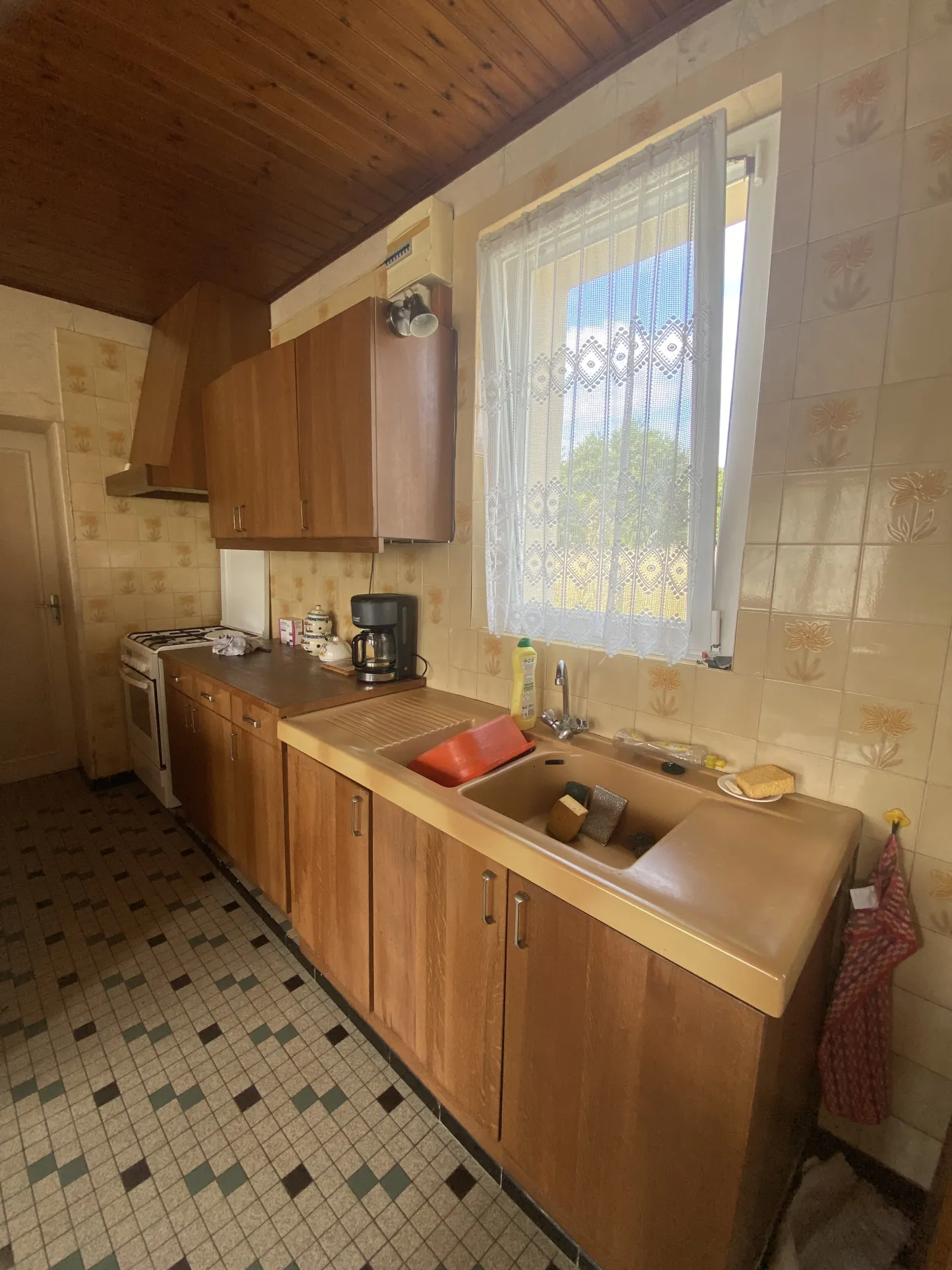 Maison spacieuse à Challans avec studio, dépendances et jardin de 2590 m² 