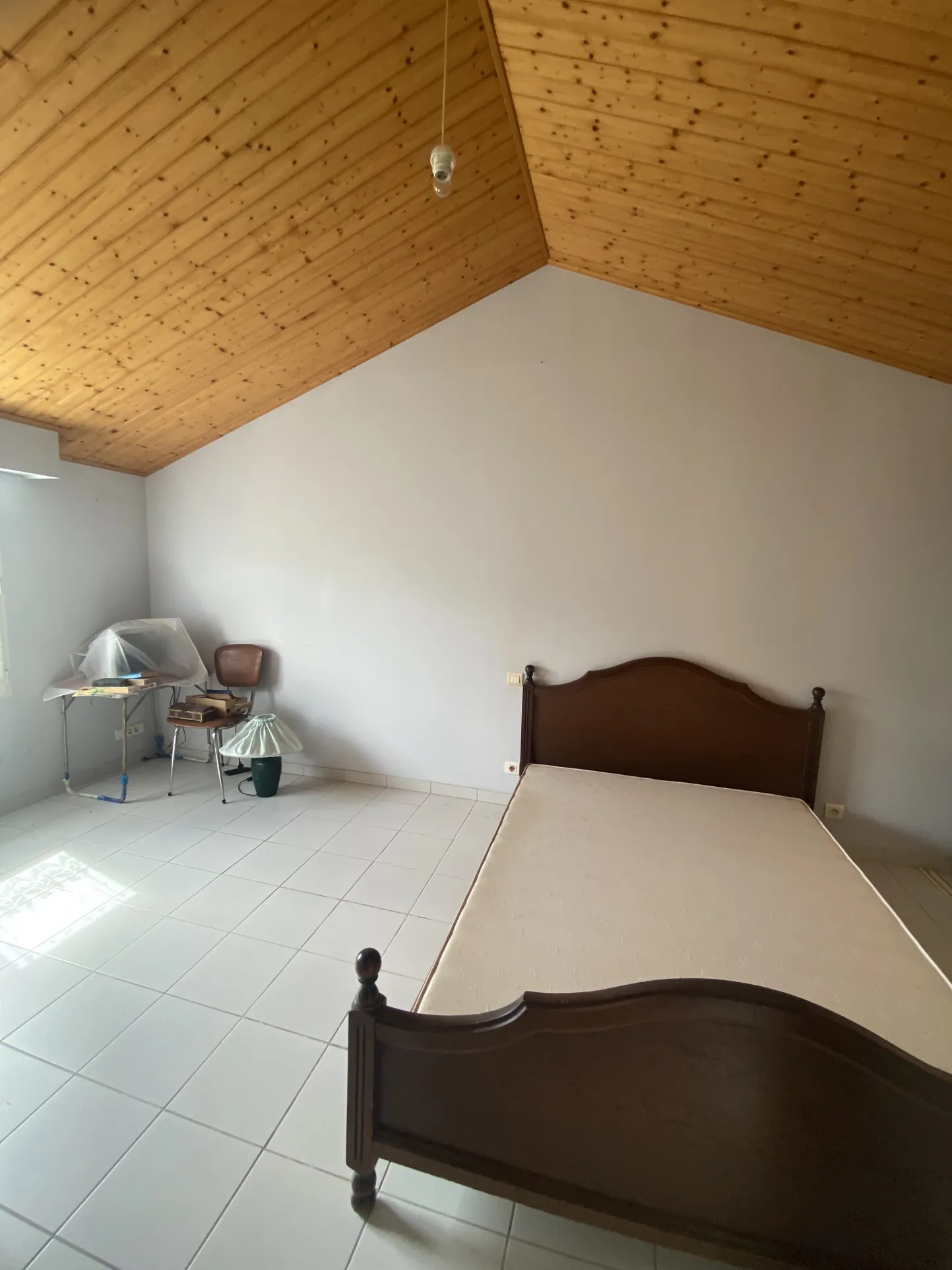 Maison spacieuse à Challans avec studio, dépendances et jardin de 2590 m² 