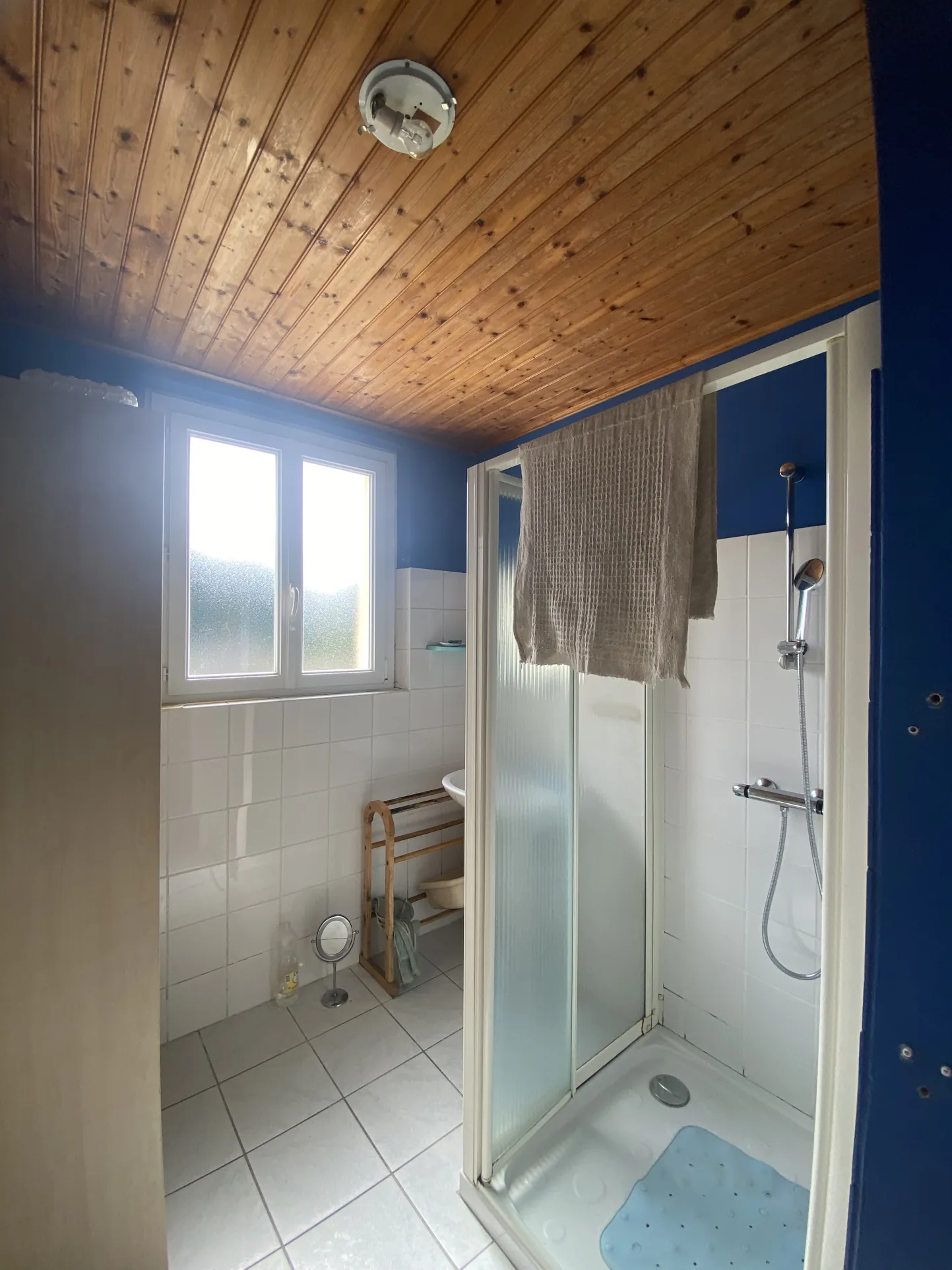 Maison spacieuse à Challans avec studio, dépendances et jardin de 2590 m² 