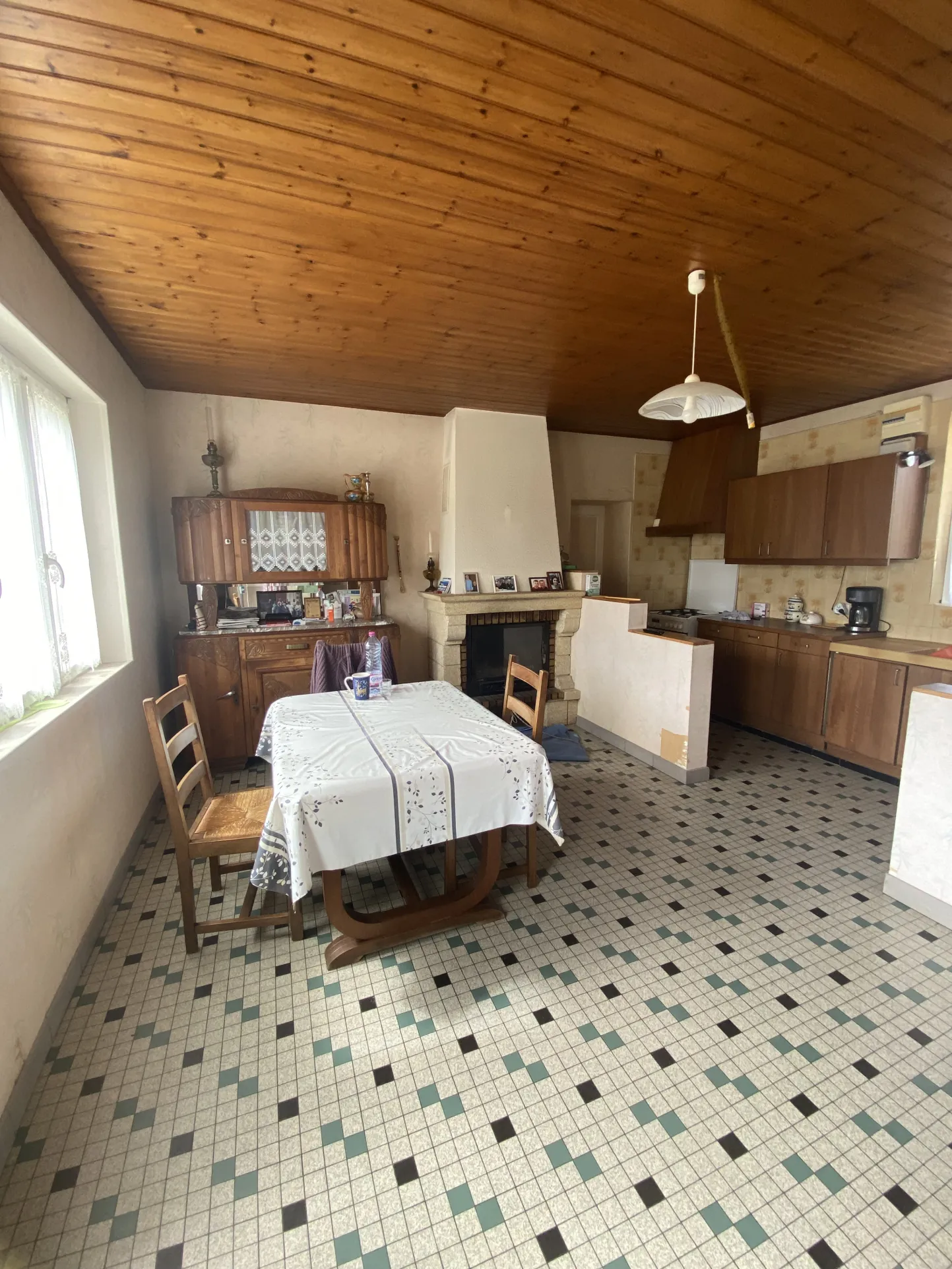 Maison spacieuse à Challans avec studio, dépendances et jardin de 2590 m² 