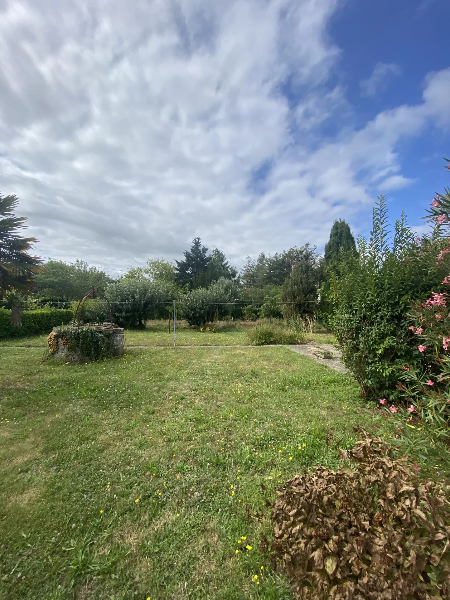 Maison spacieuse à Challans avec studio, dépendances et jardin de 2590 m² 