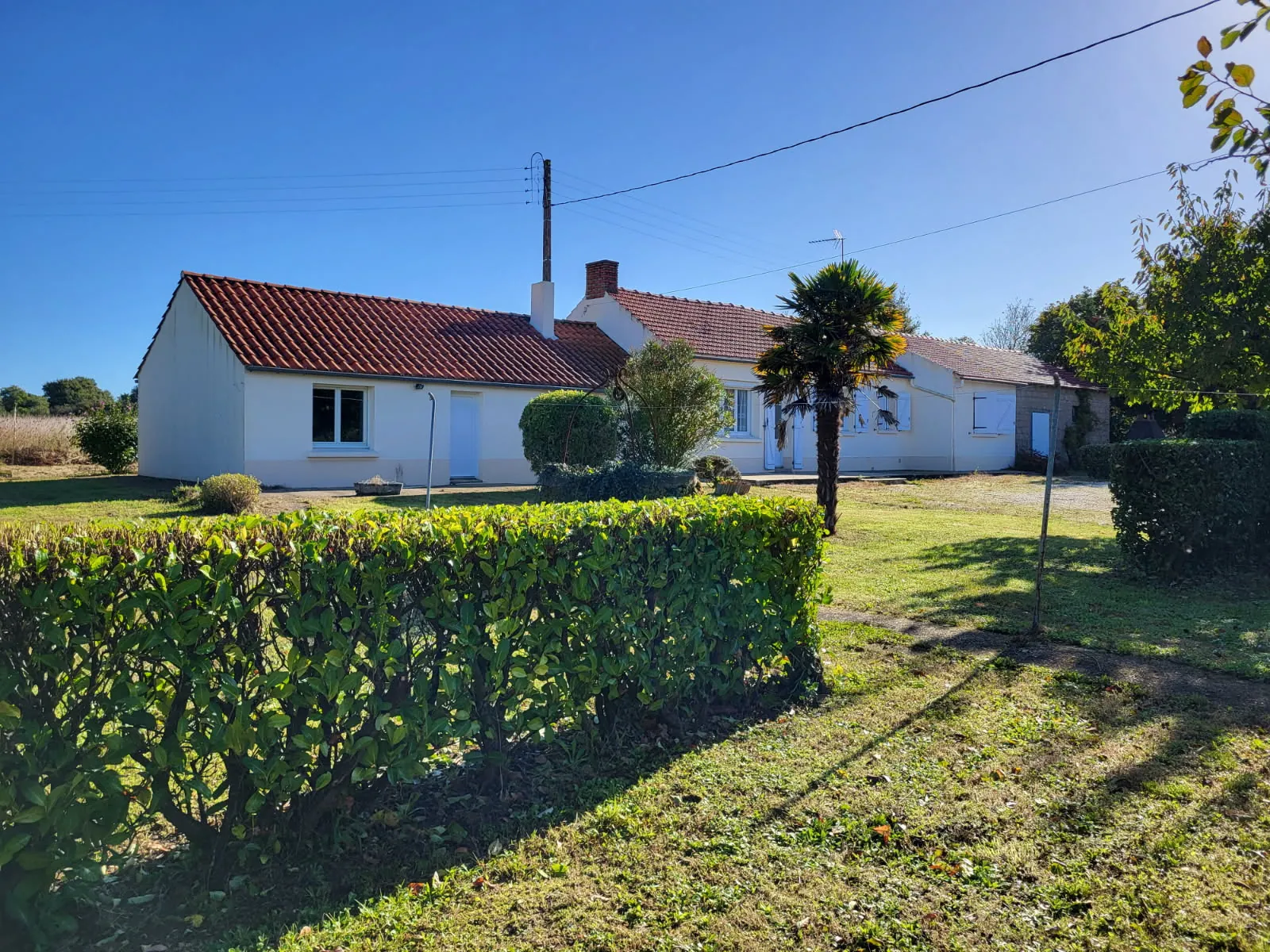 Maison spacieuse à Challans avec studio, dépendances et jardin de 2590 m²