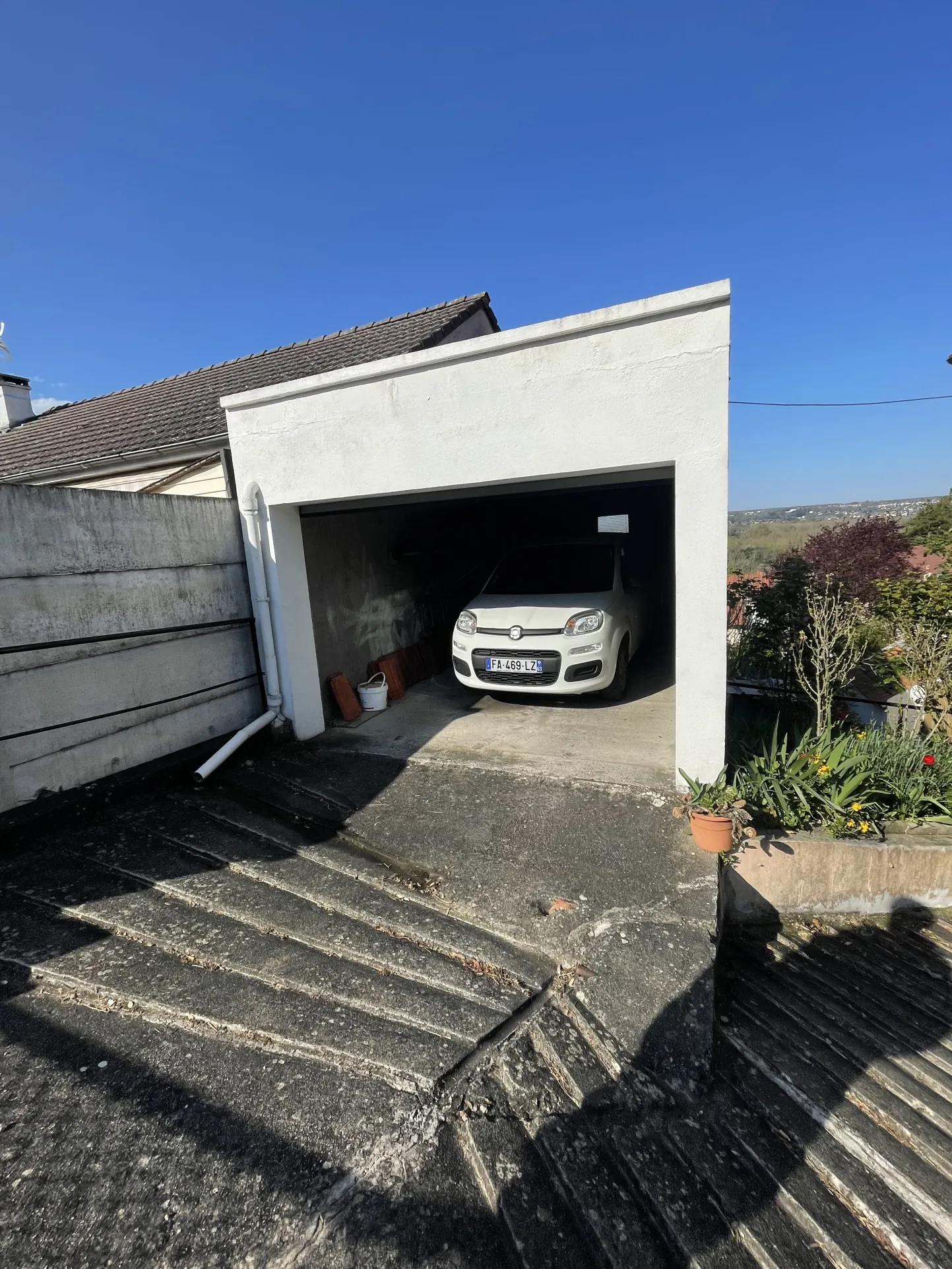 Maison à rénover à Abrest proche Vichy avec garage et dépendances 