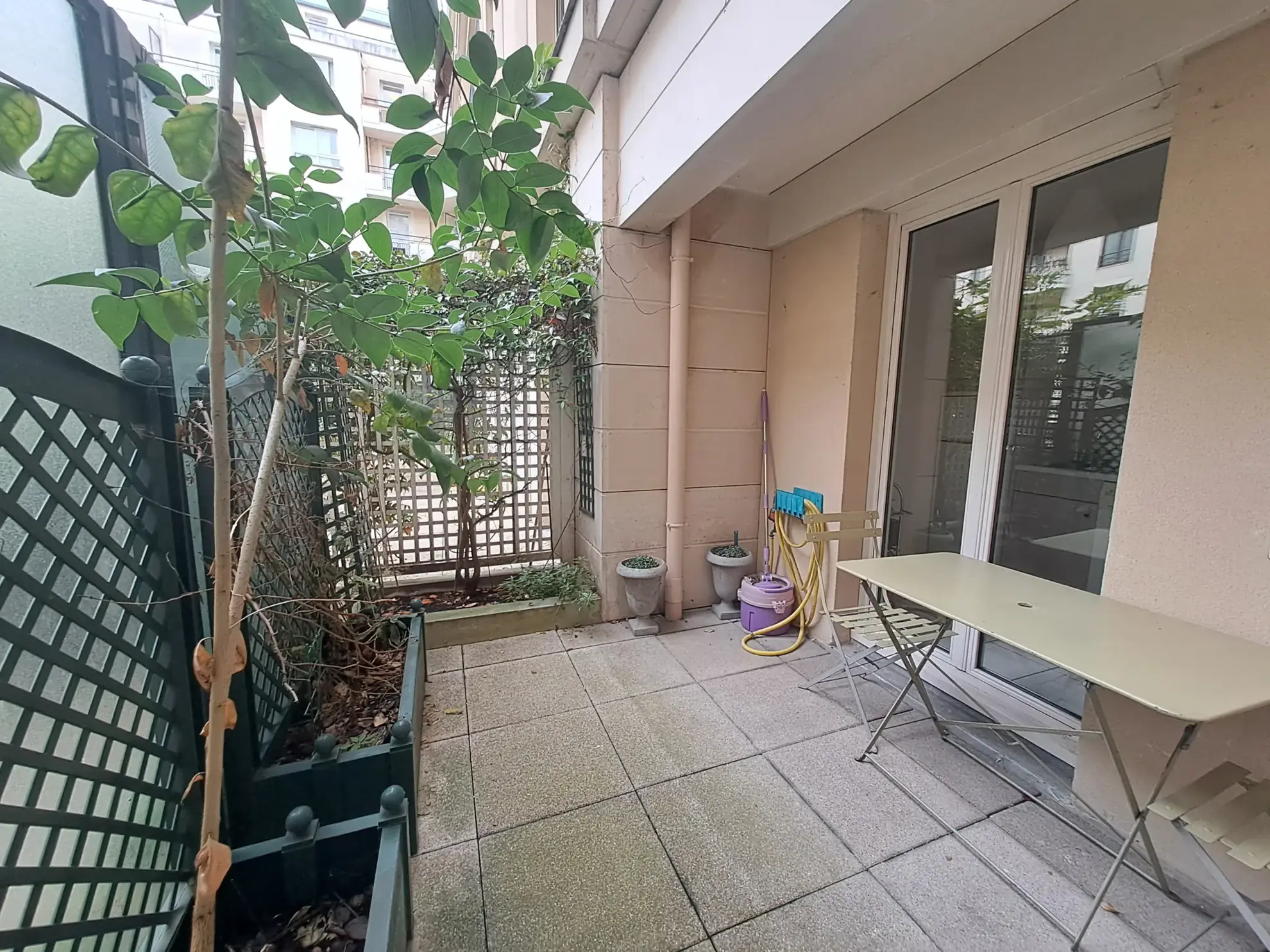 Studio dans résidence de services à Issy-les-Moulineaux avec terrasse et équipements modernes 