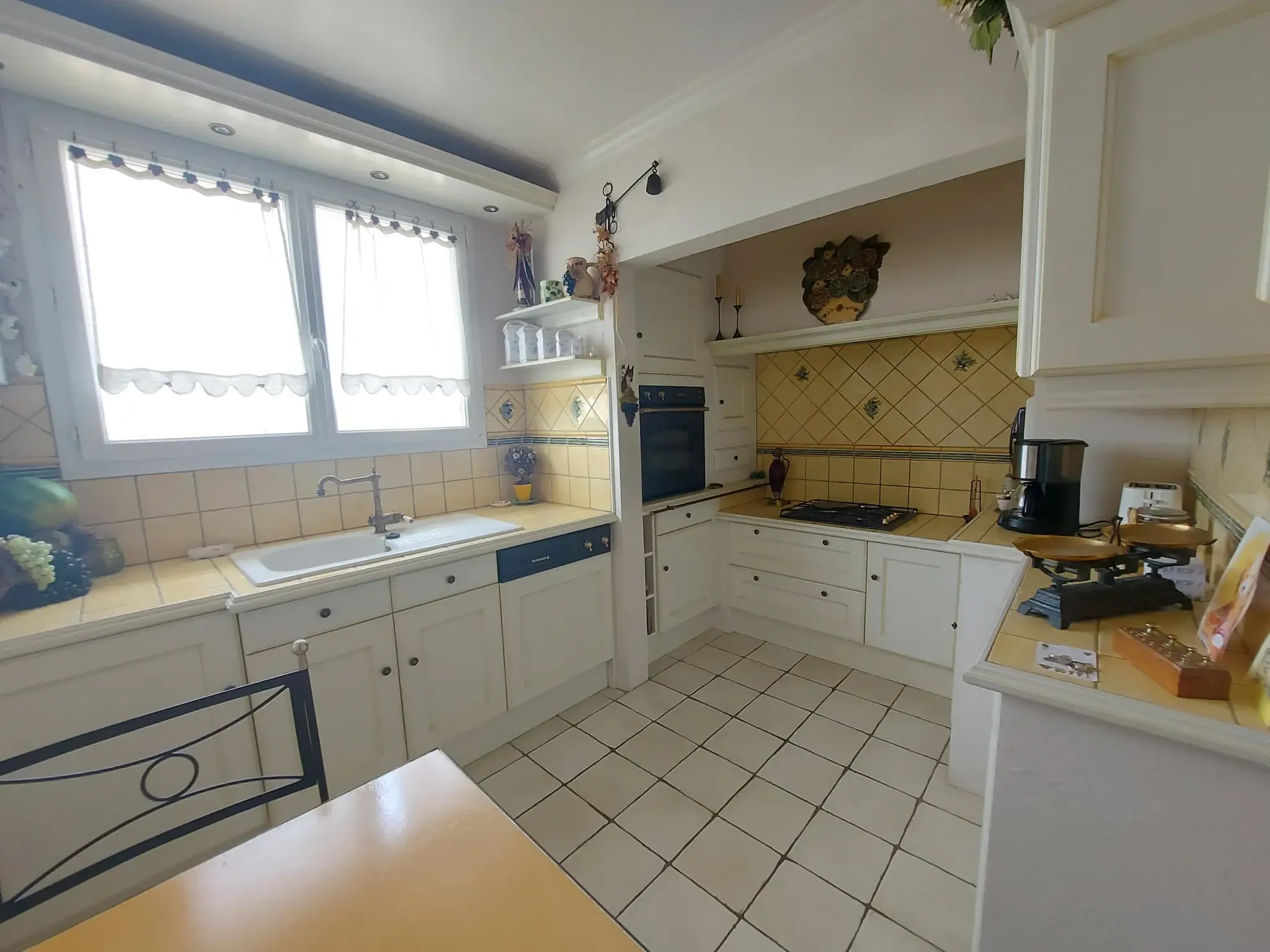 Appartement familial de 98 m² à Mantes-la-Jolie Gassicourt avec balcon et garage 