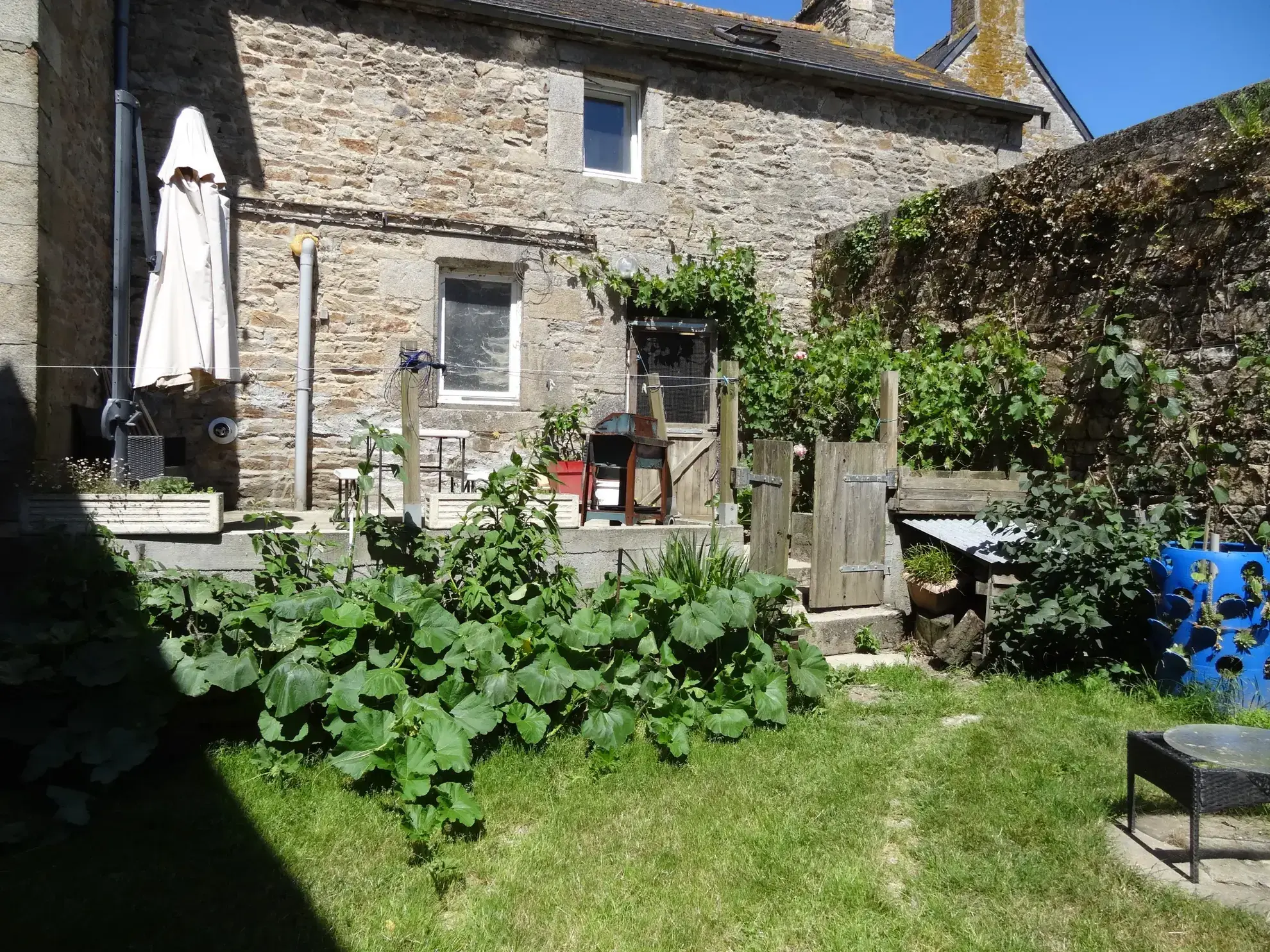 Grande maison rénovée de 211 m² à Plesidy, idéale pour famille ou projet touristique 