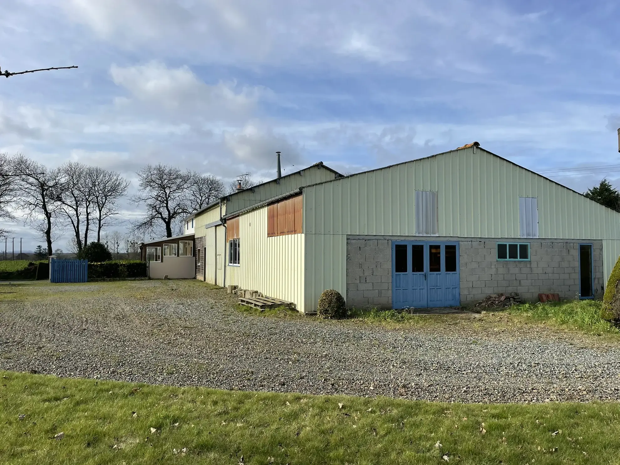Propriété mixte avec maison et atelier à Goudelin près de Guingamp/Lanvollon 