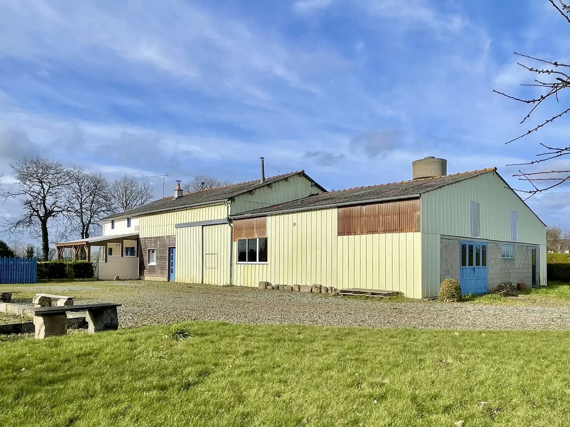 Propriété mixte avec maison et atelier à Goudelin près de Guingamp/Lanvollon 