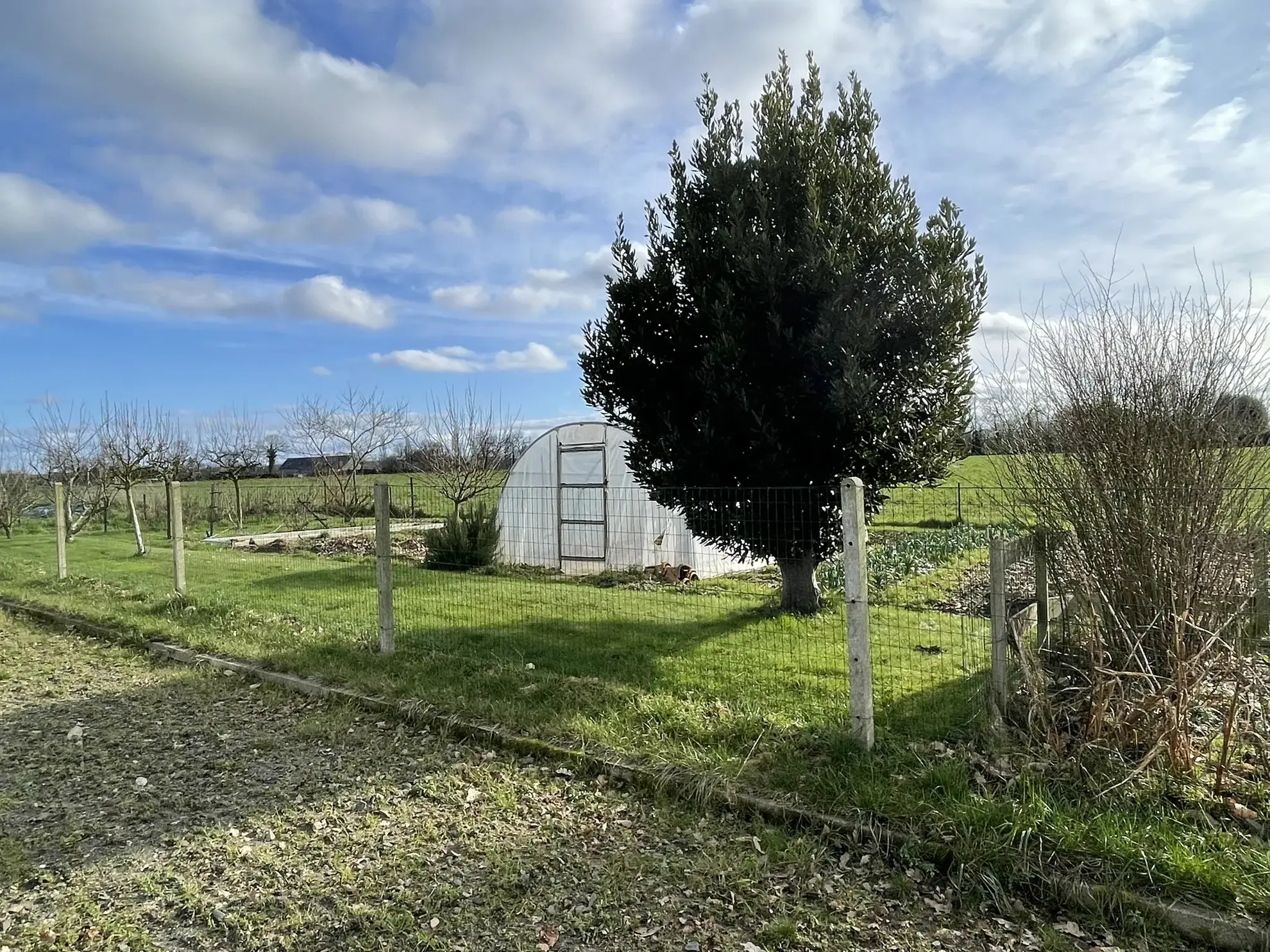 Propriété mixte avec maison et atelier à Goudelin près de Guingamp/Lanvollon 
