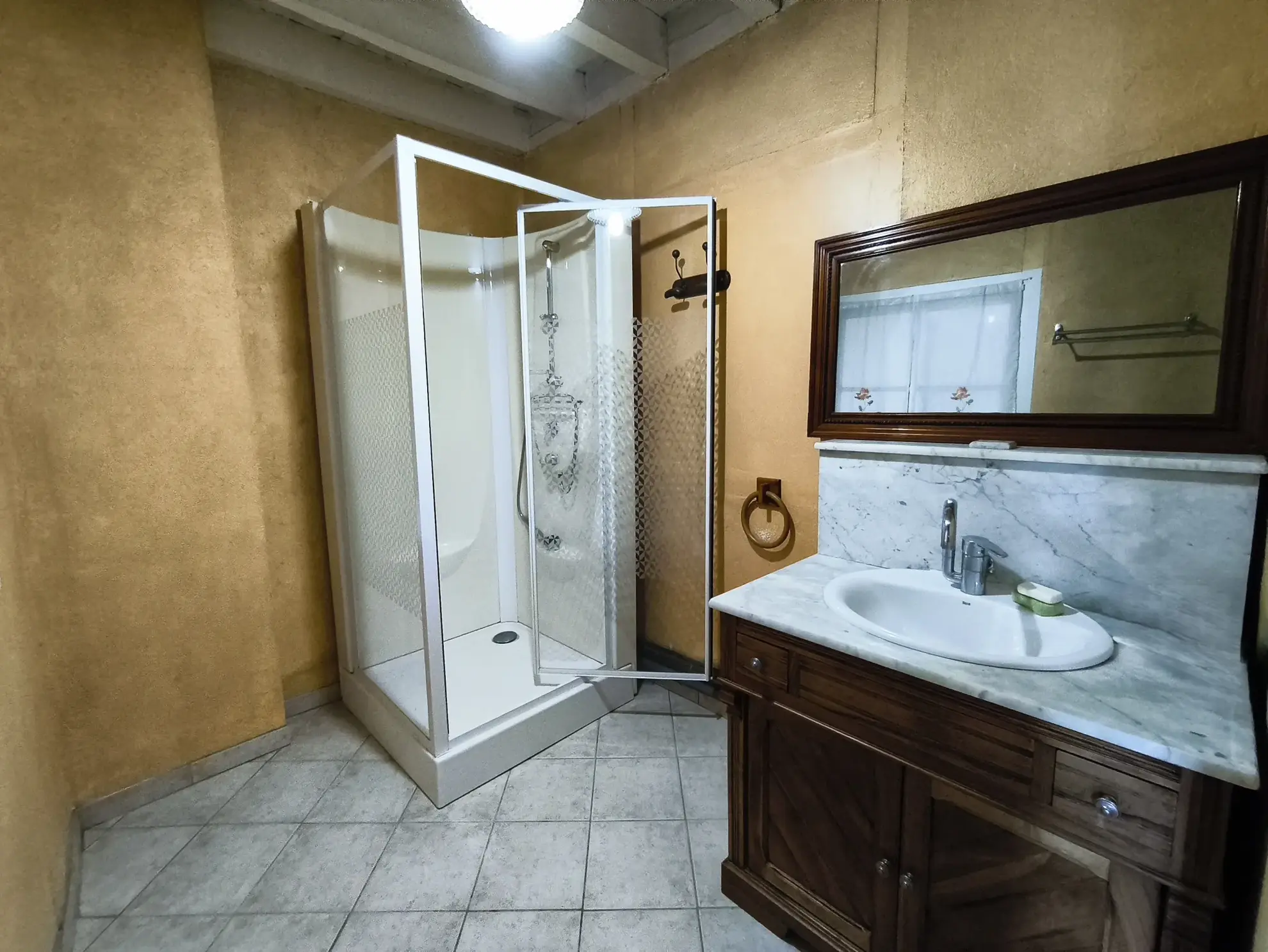 Maison de ville F5 avec terrasse, garage et terrain à Thiers 